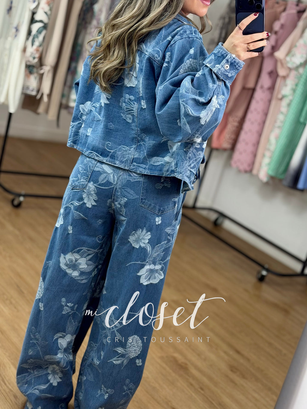 CONJUNTO DE MEZCLILLA CON TELA TEXTURIZADA (FRENTE Y ESPALDA); CHAMARRA CON CINTAS AJUSTABLES EN PARTE DE EN FRENTE; PANTALÓN WIDE LEG