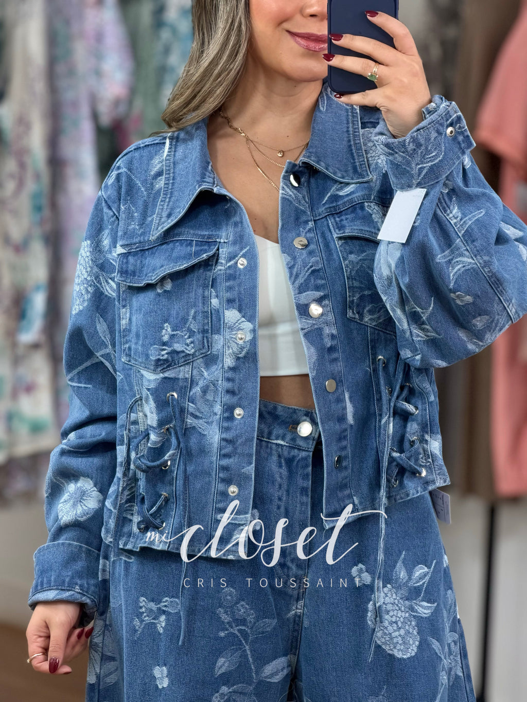 CONJUNTO DE MEZCLILLA CON TELA TEXTURIZADA (FRENTE Y ESPALDA); CHAMARRA CON CINTAS AJUSTABLES EN PARTE DE EN FRENTE; PANTALÓN WIDE LEG