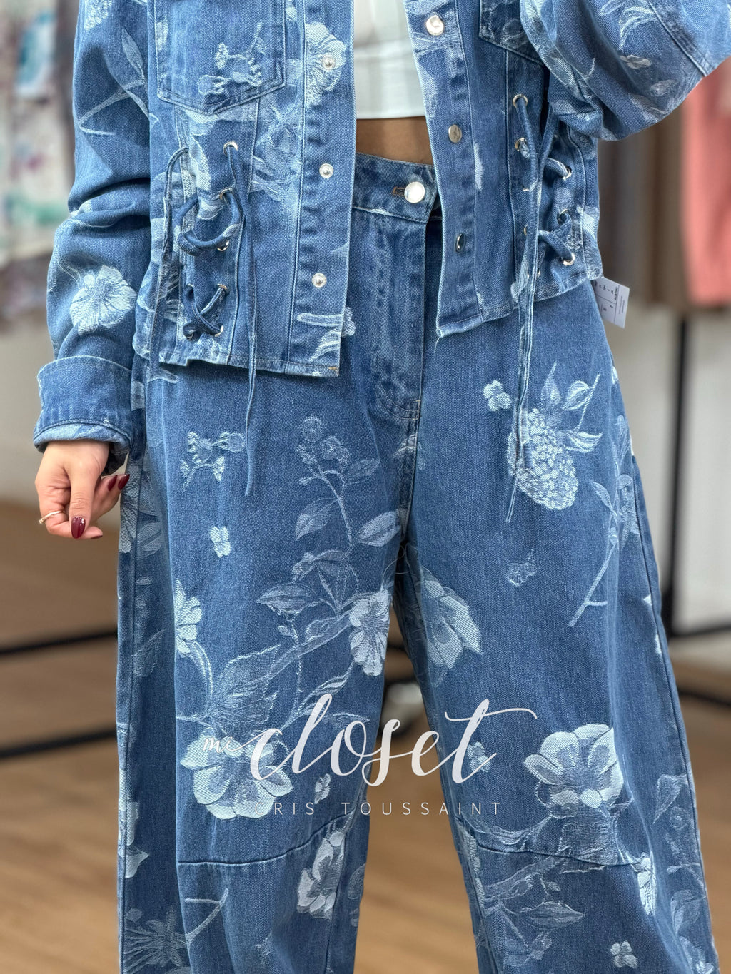 CONJUNTO DE MEZCLILLA CON TELA TEXTURIZADA (FRENTE Y ESPALDA); CHAMARRA CON CINTAS AJUSTABLES EN PARTE DE EN FRENTE; PANTALÓN WIDE LEG