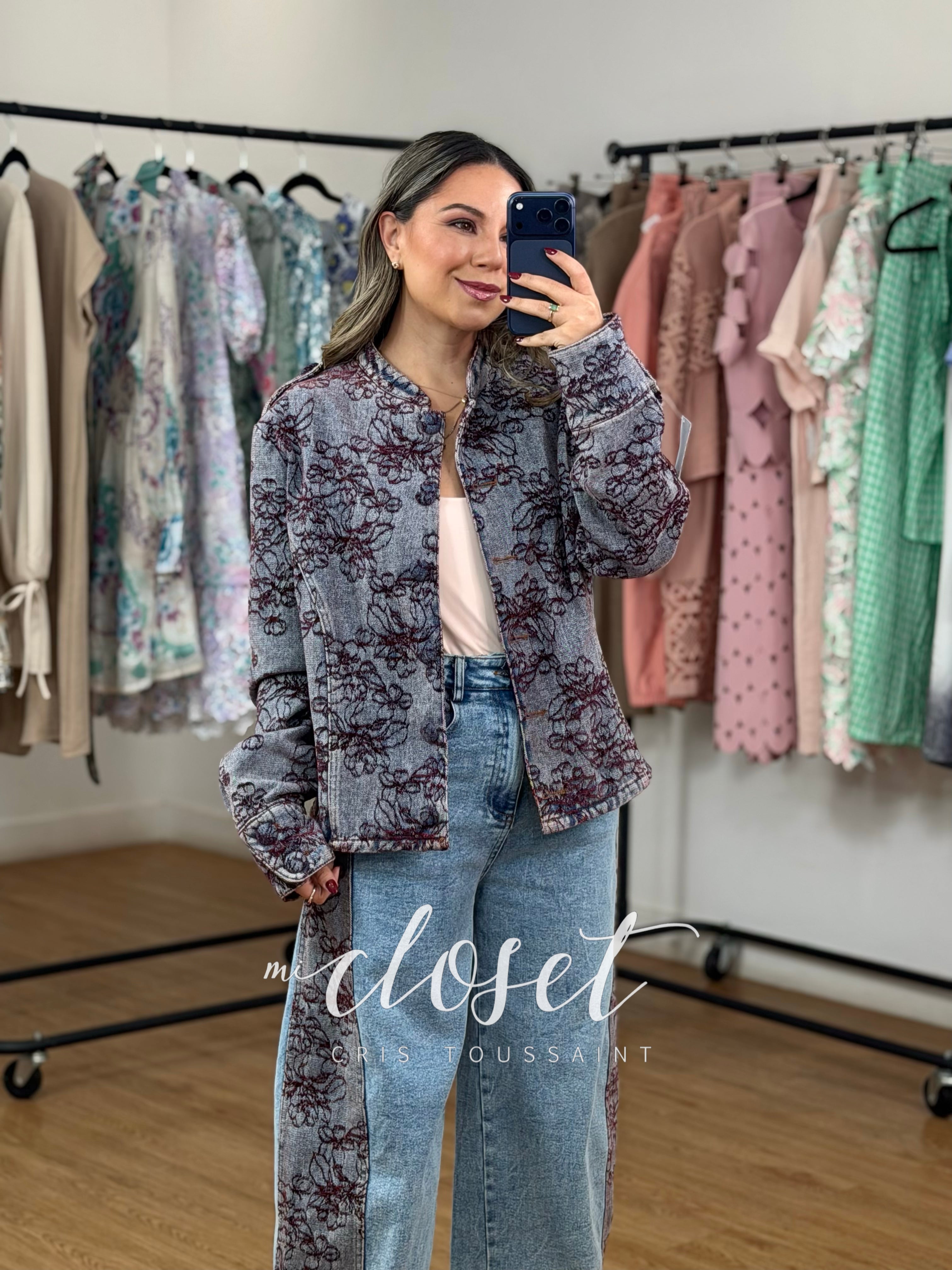 CONJUNTO DE MEZCLILLA BORDADO CON HILO TIPO GAMUZA, CHAMARRA TIPO BLAZER BORDADA DE FRENTE Y ESPALDA; JEANS TIPO BARREL CON DETALLES BORDADOS Y BOLSAS TRASERAS (BOTONES GRANDES)