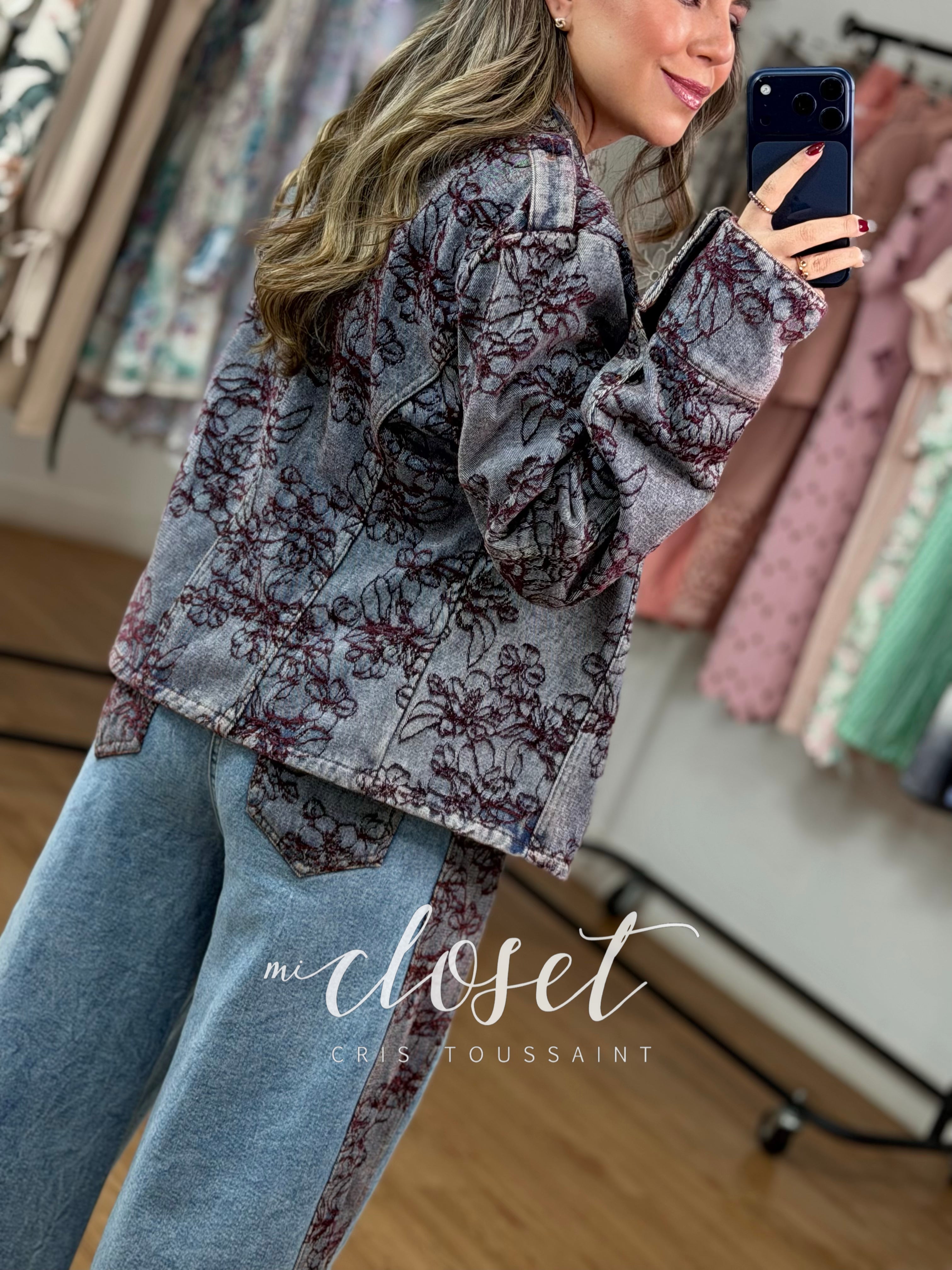 CONJUNTO DE MEZCLILLA BORDADO CON HILO TIPO GAMUZA, CHAMARRA TIPO BLAZER BORDADA DE FRENTE Y ESPALDA; JEANS TIPO BARREL CON DETALLES BORDADOS Y BOLSAS TRASERAS (BOTONES GRANDES)