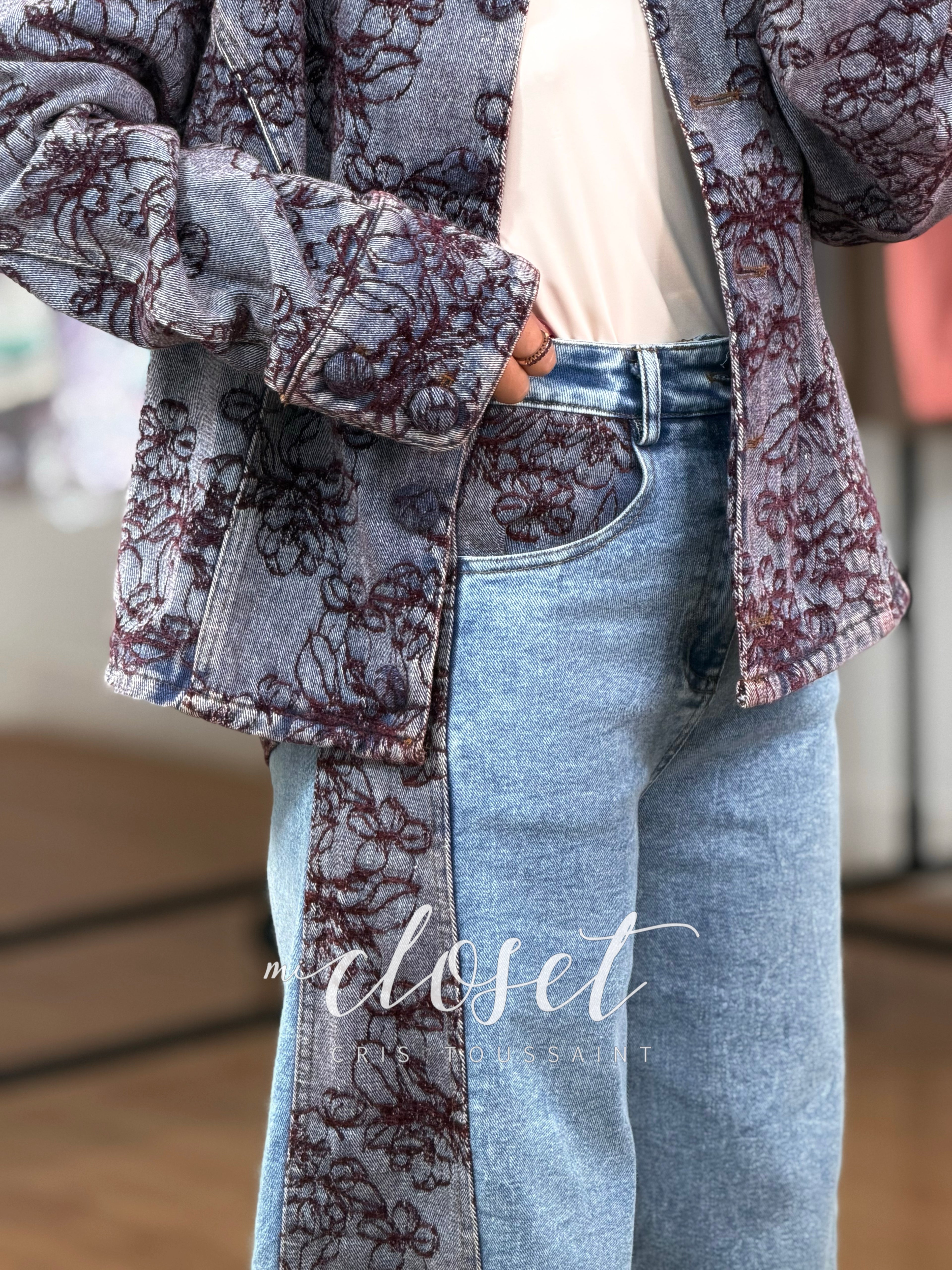 CONJUNTO DE MEZCLILLA BORDADO CON HILO TIPO GAMUZA, CHAMARRA TIPO BLAZER BORDADA DE FRENTE Y ESPALDA; JEANS TIPO BARREL CON DETALLES BORDADOS Y BOLSAS TRASERAS (BOTONES GRANDES)