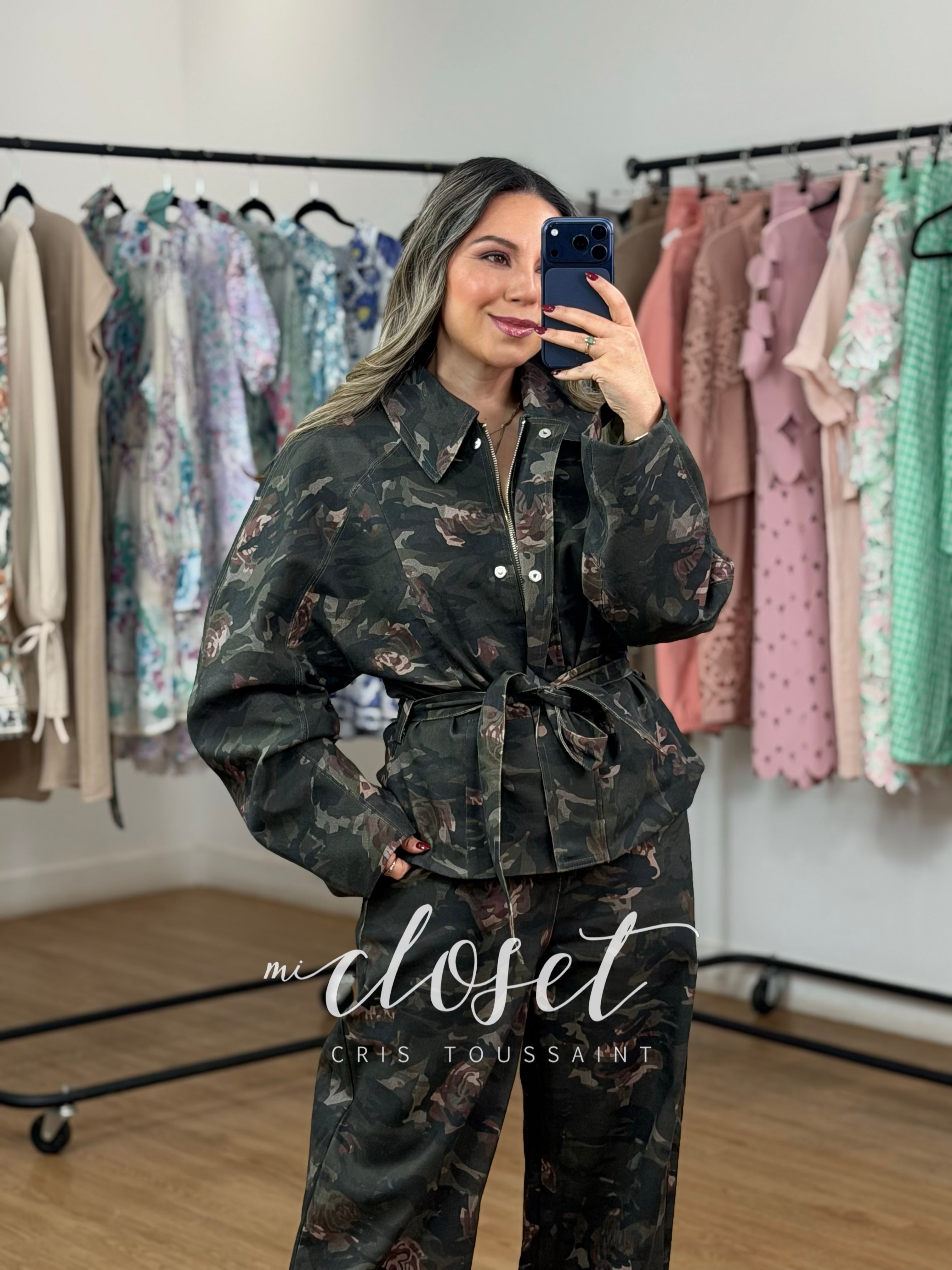 CONJUNTO SÚPER STRETCH DE MEZCLILLA ESTAMPADO, CON CINTA AJUSTABLE EN CINTURA Y CHAMARRA CON FORRO