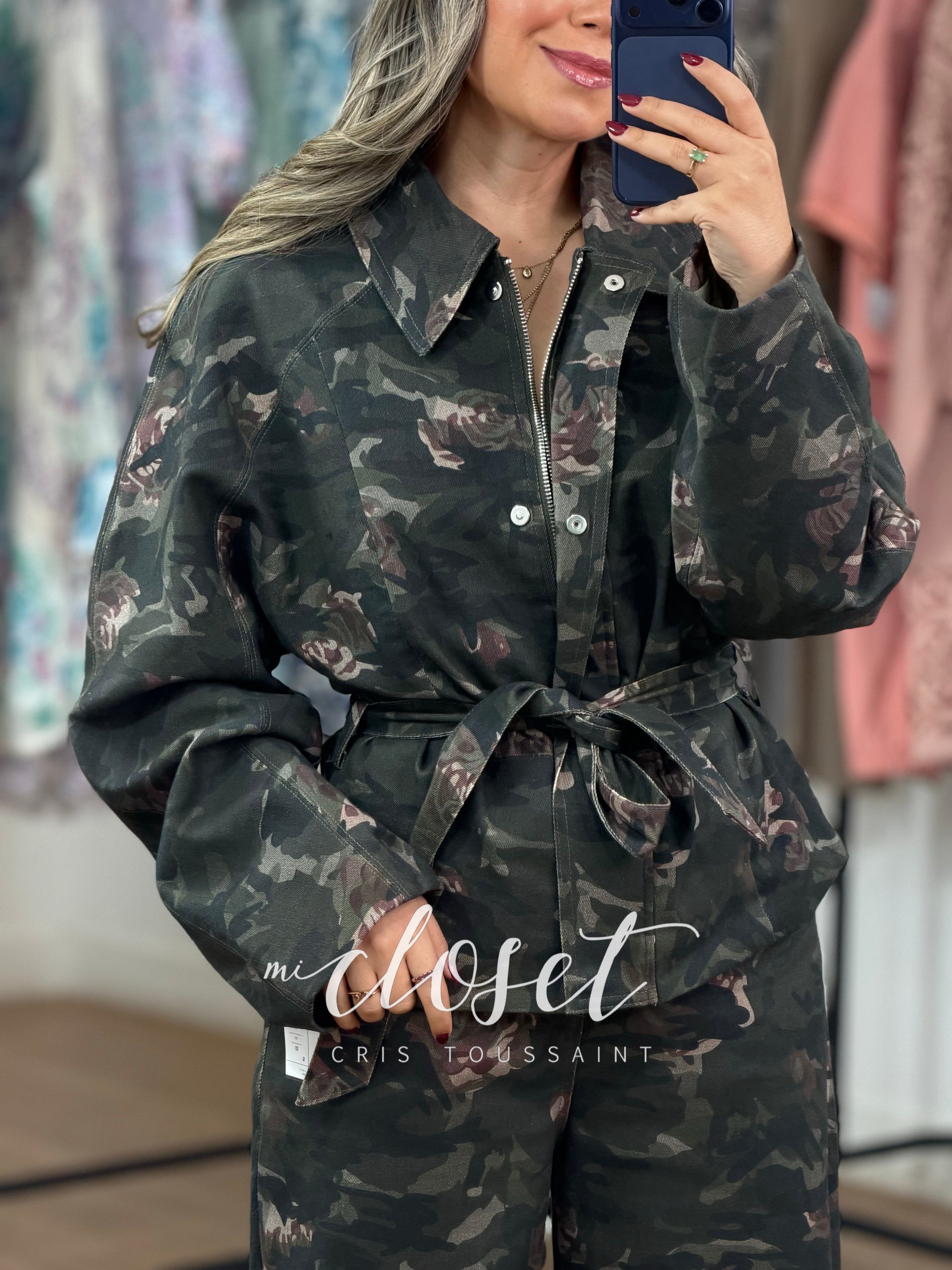 CONJUNTO SÚPER STRETCH DE MEZCLILLA ESTAMPADO, CON CINTA AJUSTABLE EN CINTURA Y CHAMARRA CON FORRO