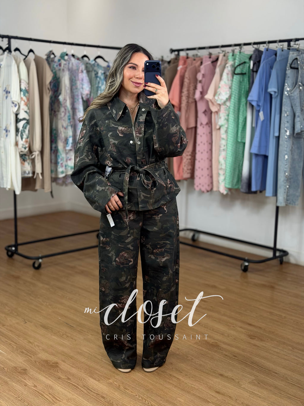 CONJUNTO SÚPER STRETCH DE MEZCLILLA ESTAMPADO, CON CINTA AJUSTABLE EN CINTURA Y CHAMARRA CON FORRO