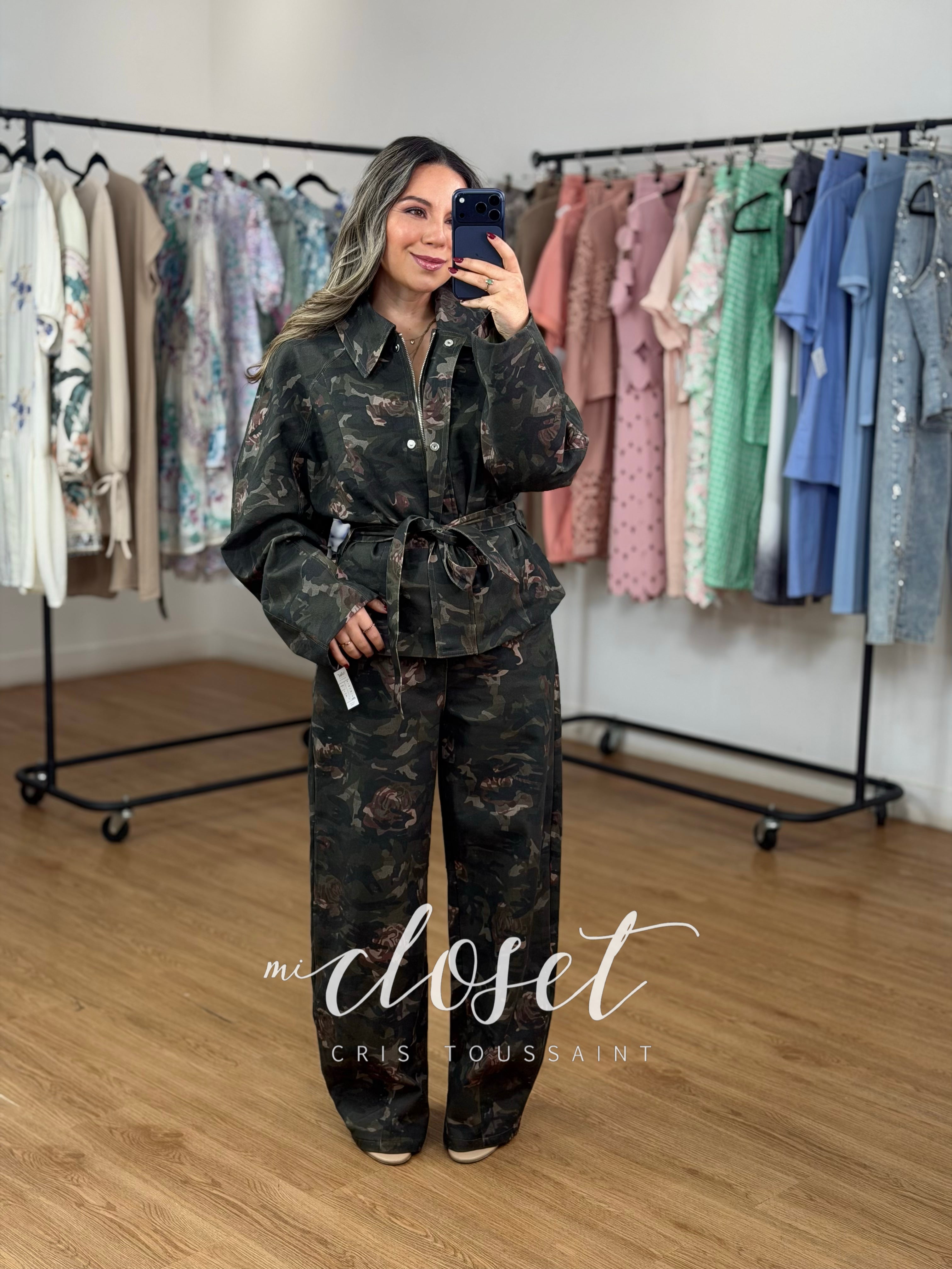 CONJUNTO SÚPER STRETCH DE MEZCLILLA ESTAMPADO, CON CINTA AJUSTABLE EN CINTURA Y CHAMARRA CON FORRO