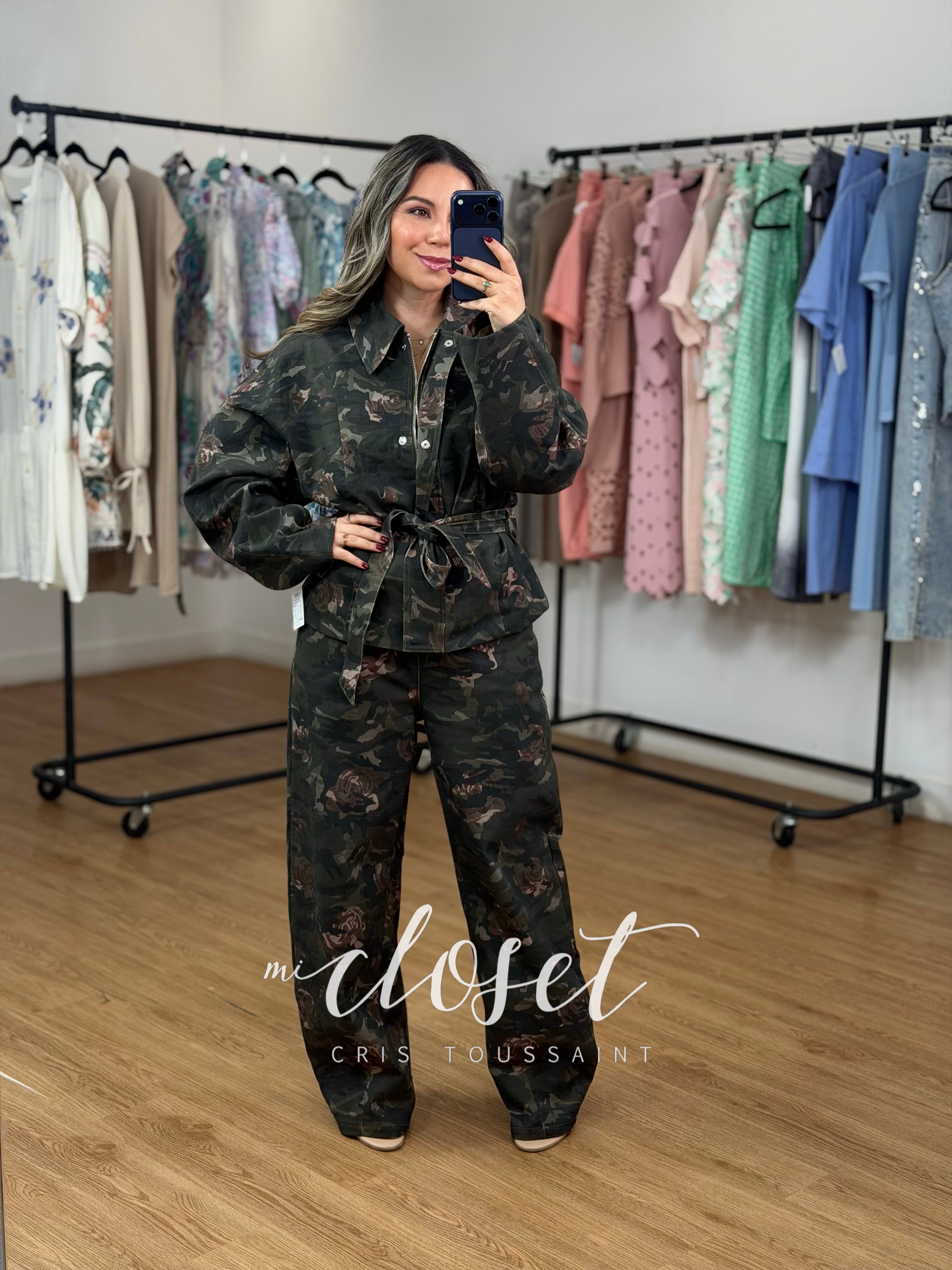 CONJUNTO SÚPER STRETCH DE MEZCLILLA ESTAMPADO, CON CINTA AJUSTABLE EN CINTURA Y CHAMARRA CON FORRO