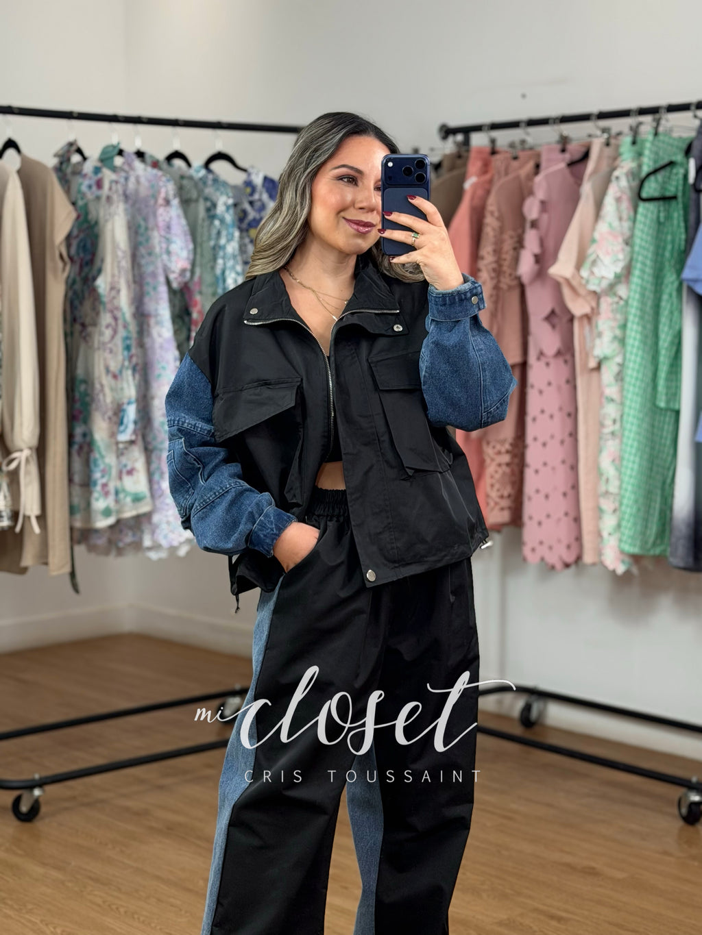 CONJUNTO DOBLE TEXTURA, MEZCLILLA Y TELA TIPO GABARDINA, CON CINTA AJUSTABLE EN CINTURA; CHAMARRA OVERSIZED