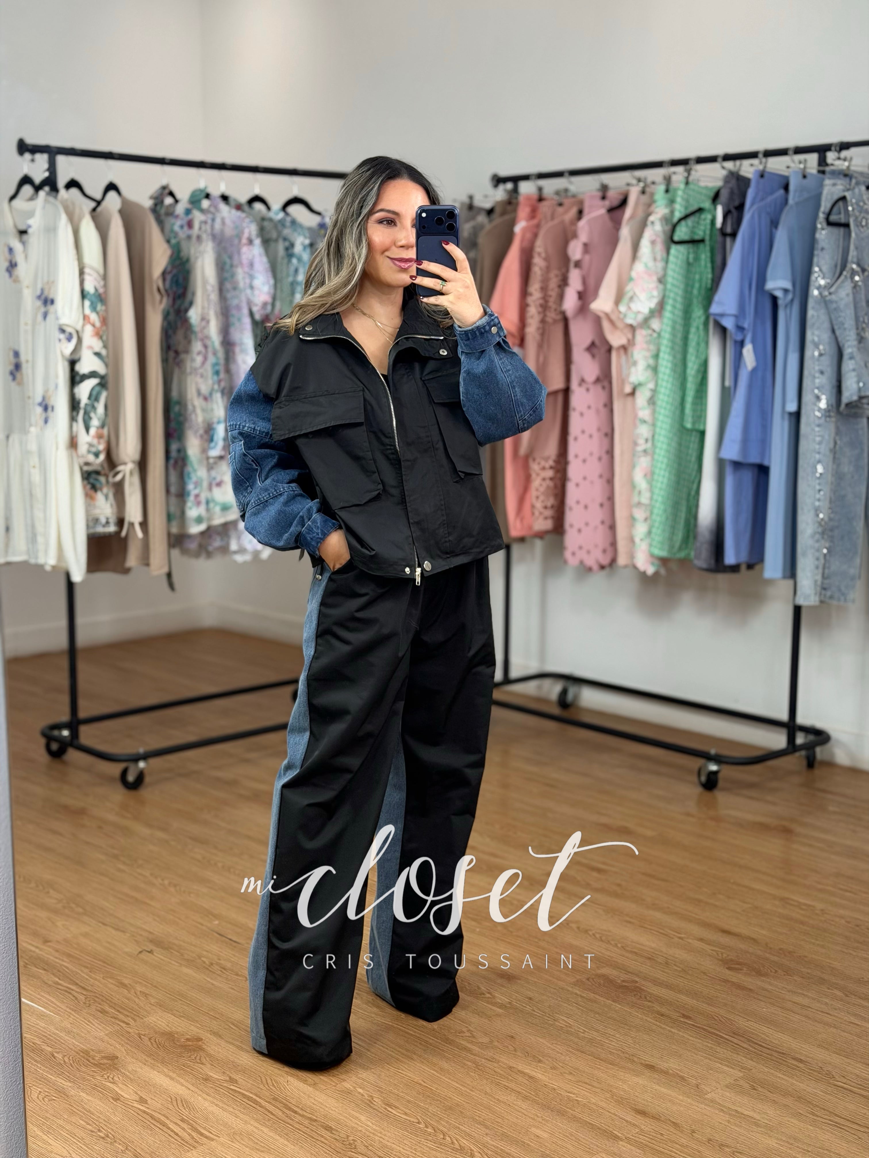 CONJUNTO DOBLE TEXTURA, MEZCLILLA Y TELA TIPO GABARDINA, CON CINTA AJUSTABLE EN CINTURA; CHAMARRA OVERSIZED