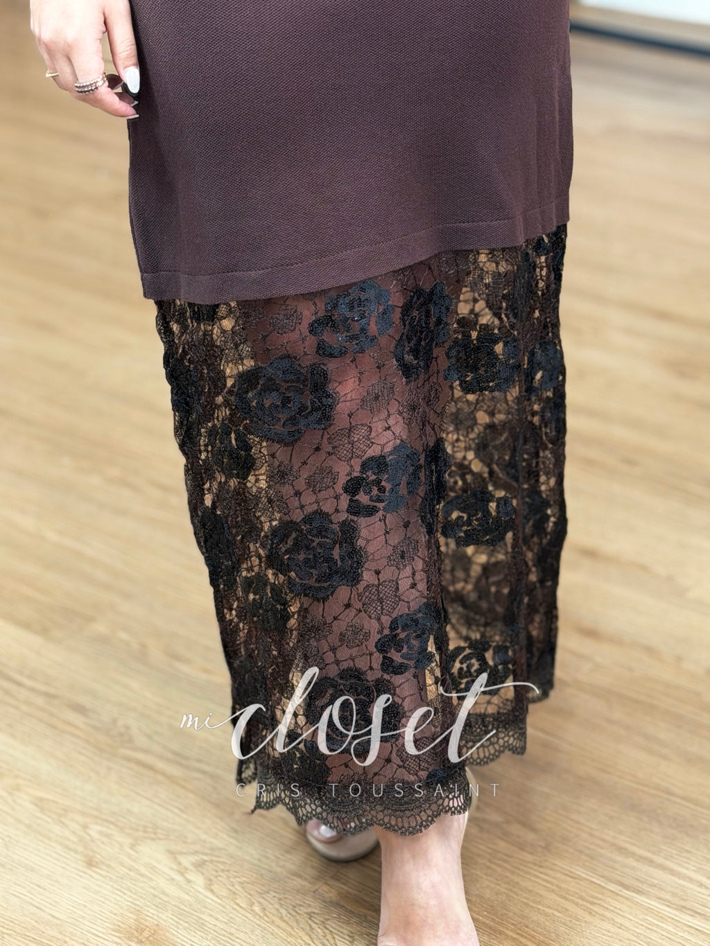 CONJUNTO DE CHALECO Y FALDA; FALDA CON DOBLE TEXTURA, TELA TIPO SWEATER Y ENCAJE CON LENTEJUELAS