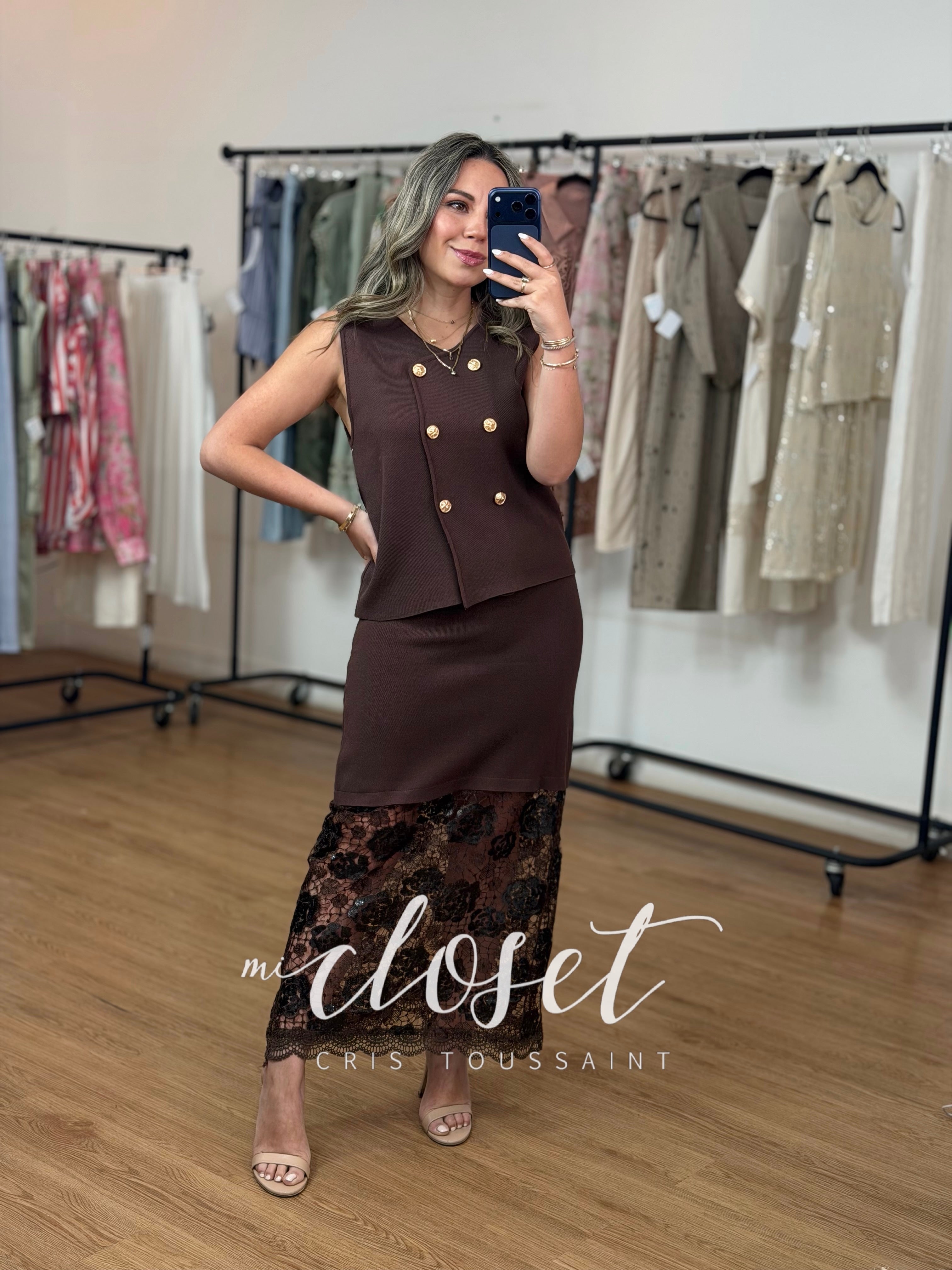 CONJUNTO DE CHALECO Y FALDA; FALDA CON DOBLE TEXTURA, TELA TIPO SWEATER Y ENCAJE CON LENTEJUELAS
