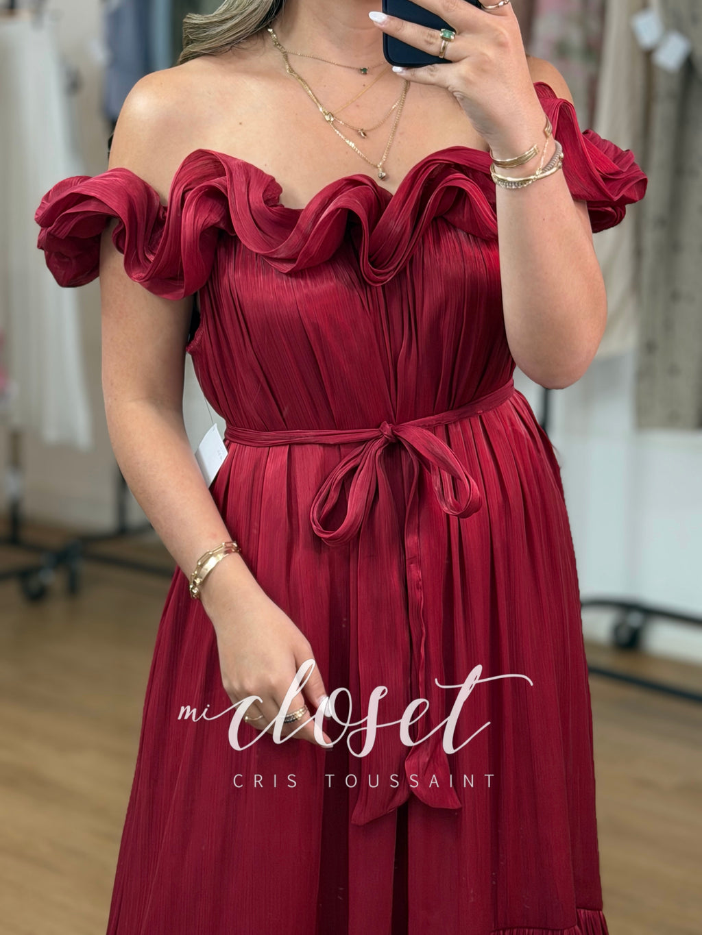 VESTIDO DOBLE TIRANTE, DE GASA SATINADA CON OLANES Y CINTA AJUSTABLE