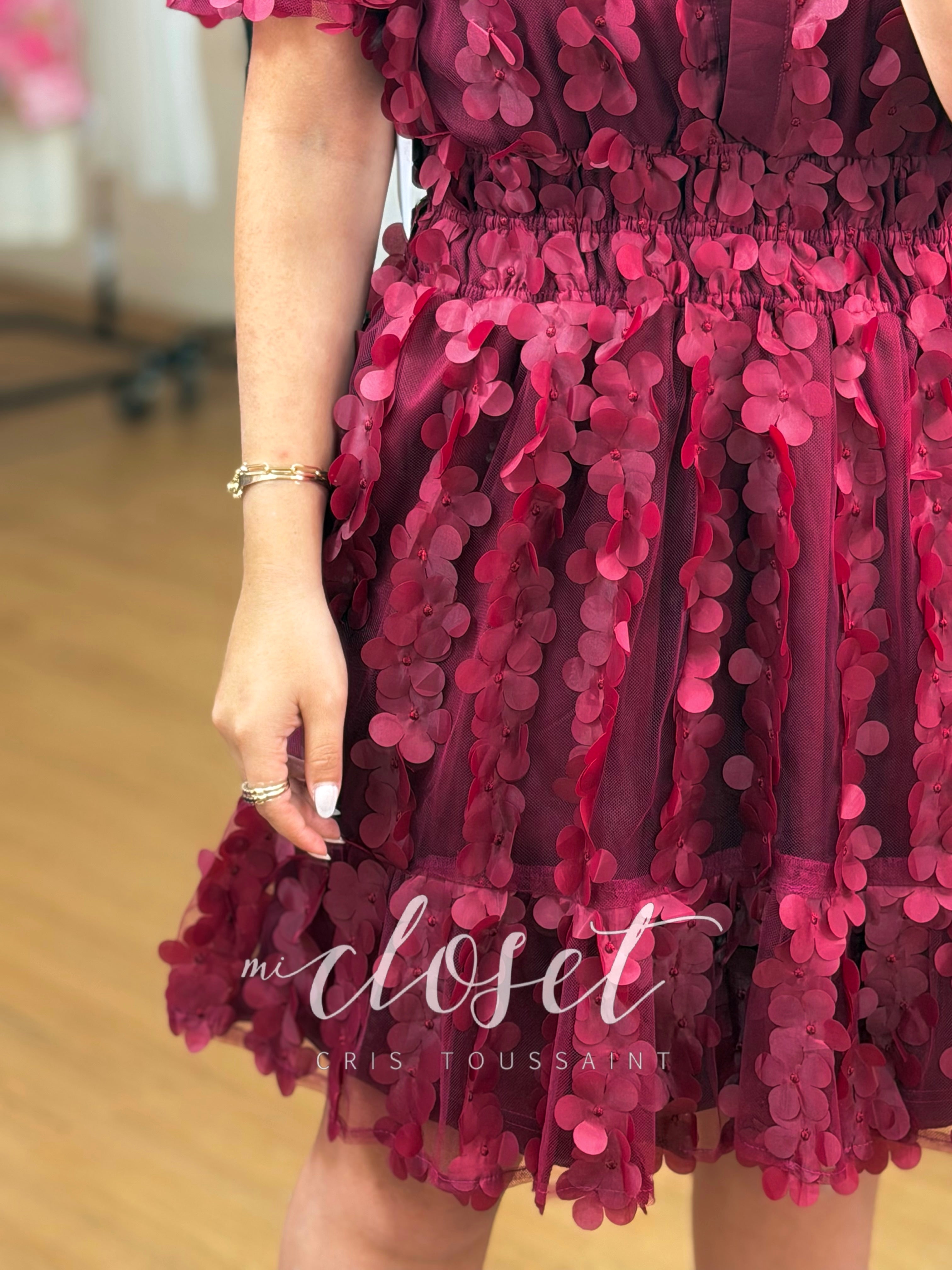 VESTIDO CORTE A CON APLICACIÓN EN FLORES