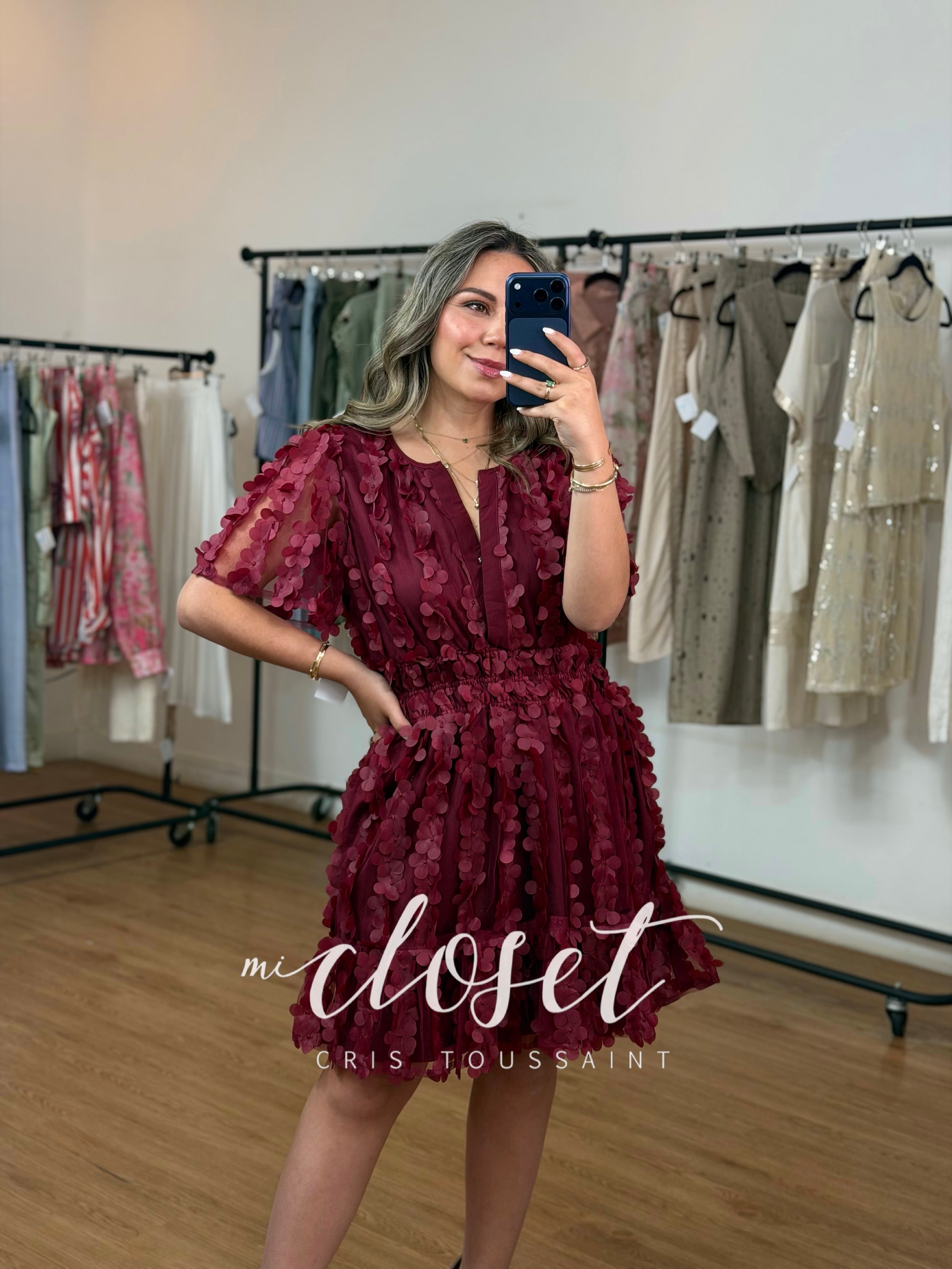 VESTIDO CORTE A CON APLICACIÓN EN FLORES