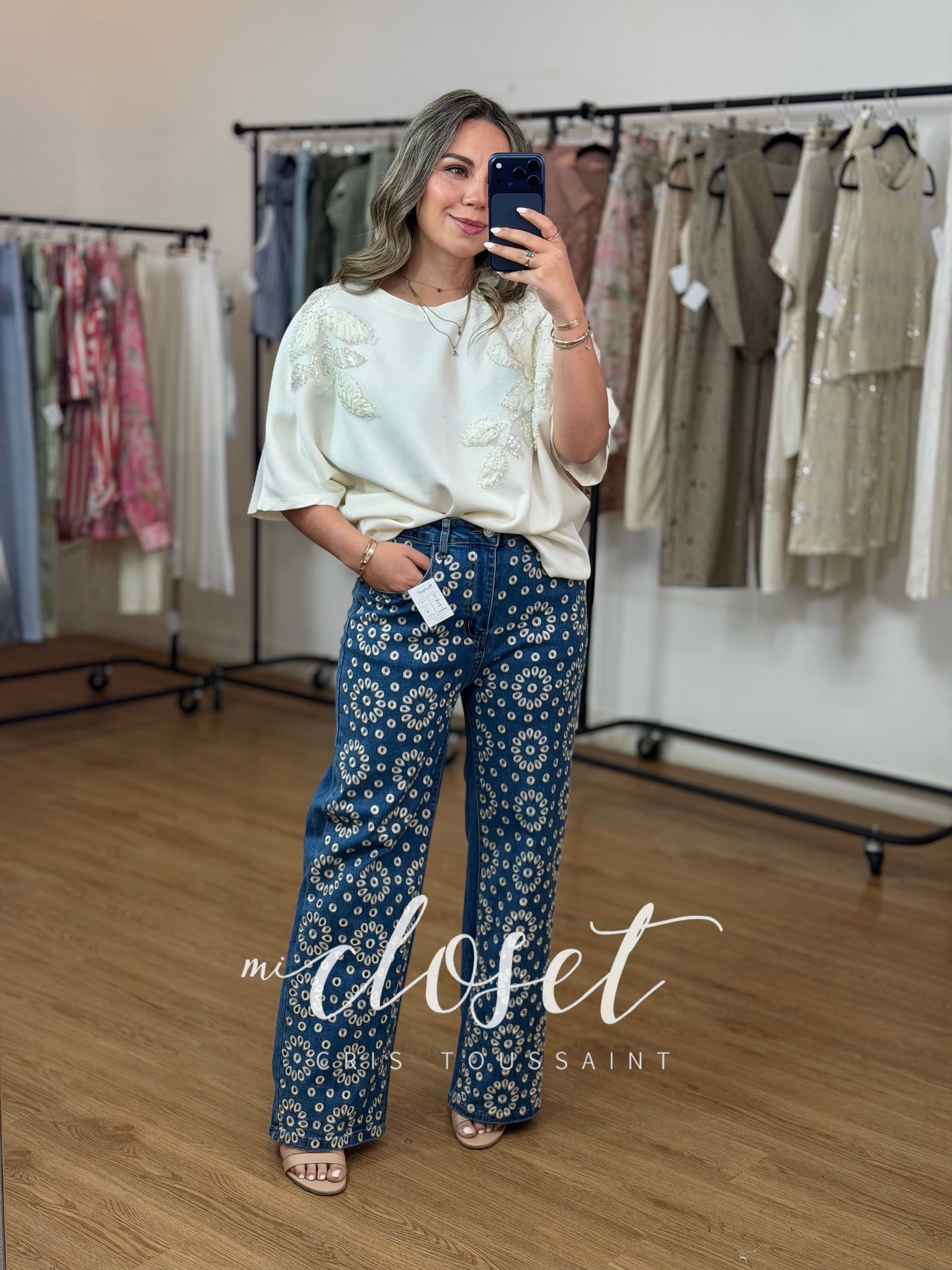 JEANS CORTOS RECTOS CON FLORES BORDADAS EN TODO EL FRENTE