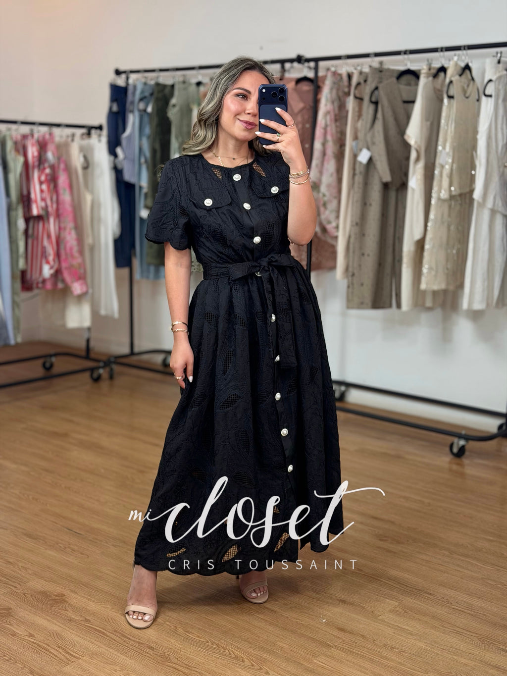 VESTIDO CALADO CON FORRO, CINTA AJUSTABLE Y BOTONES DE PERLA