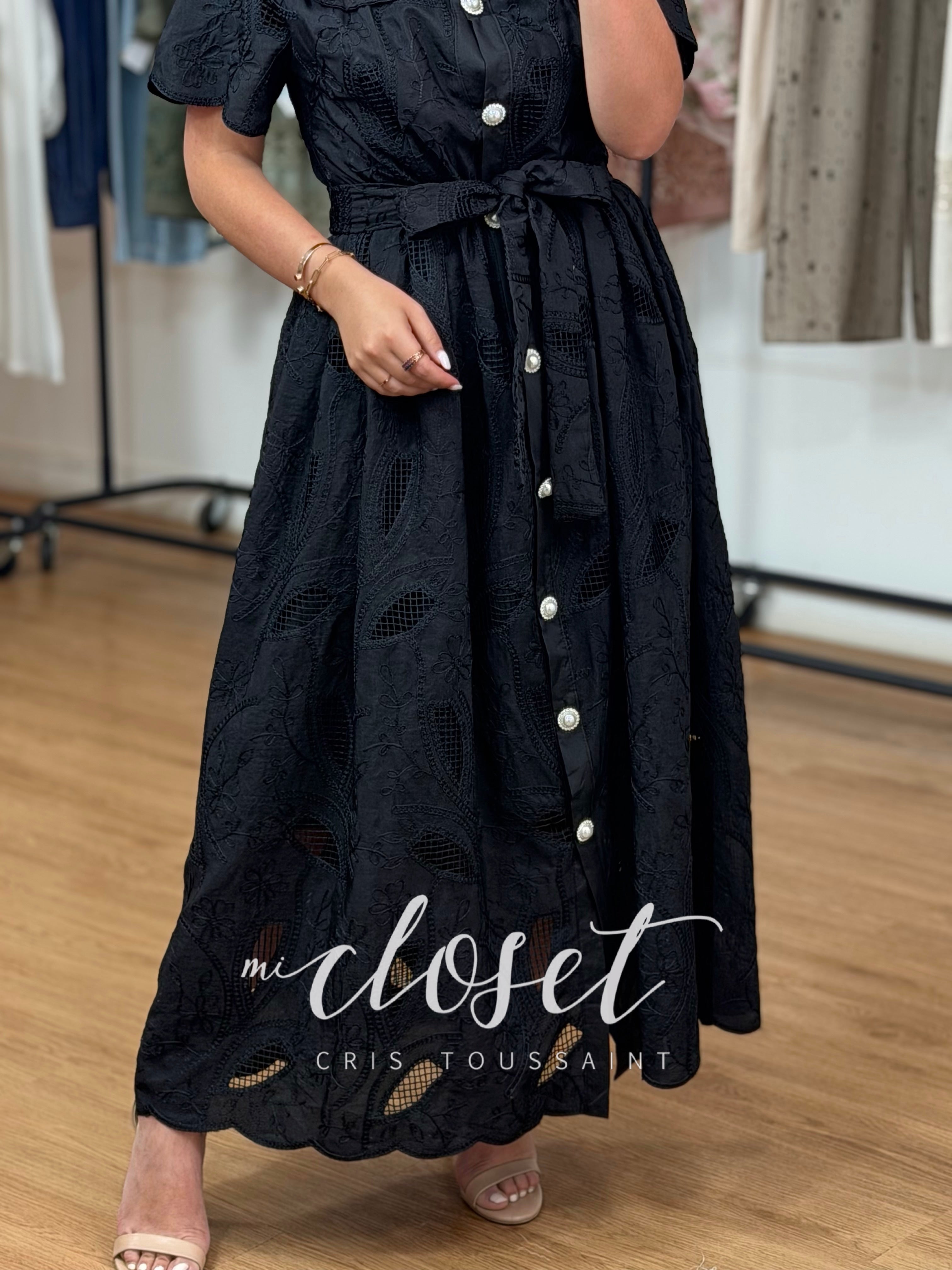 VESTIDO CALADO CON FORRO, CINTA AJUSTABLE Y BOTONES DE PERLA