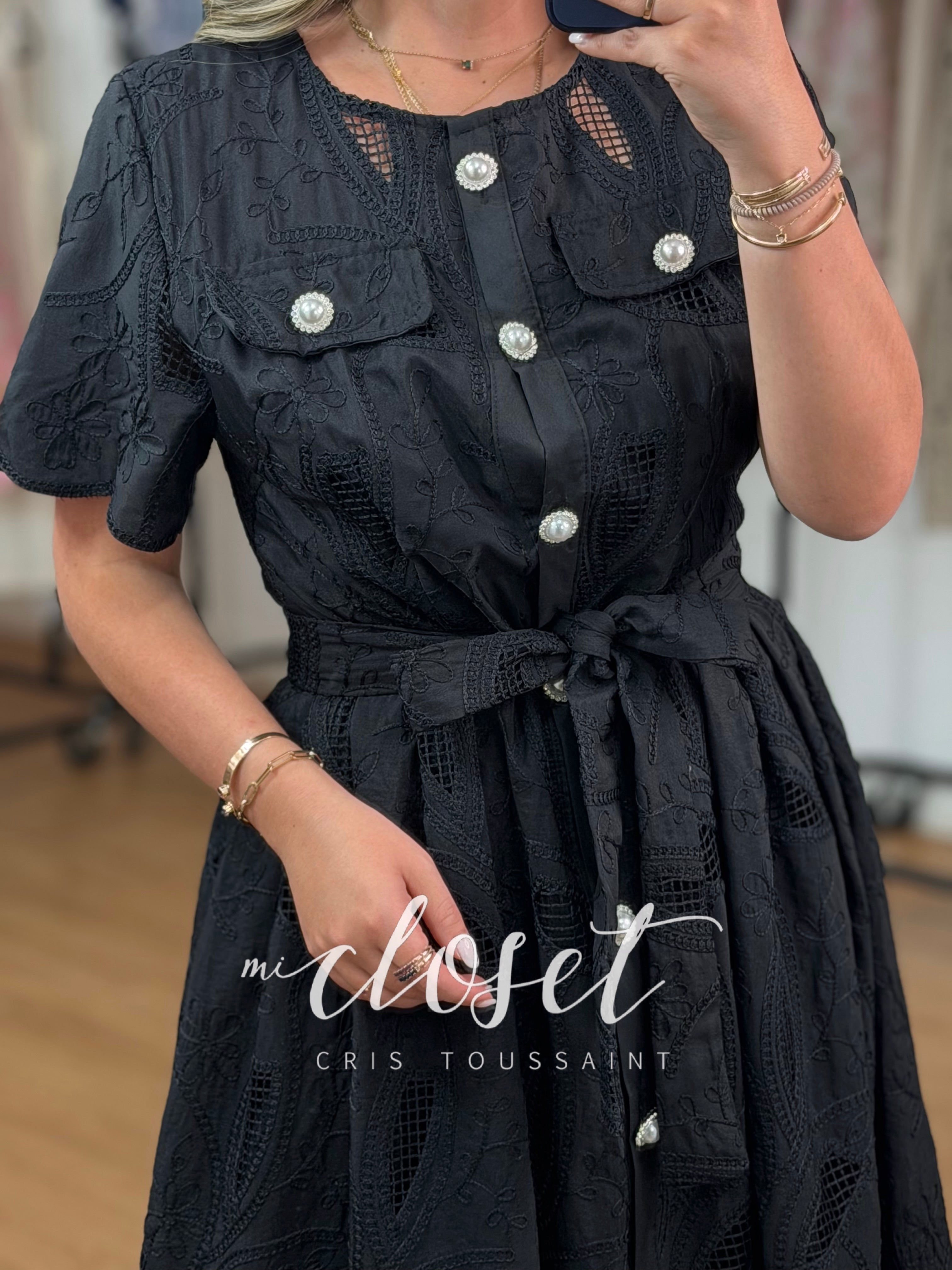 VESTIDO CALADO CON FORRO, CINTA AJUSTABLE Y BOTONES DE PERLA