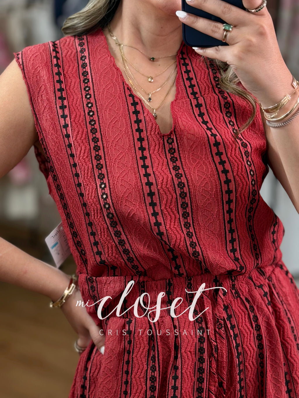 CONJUNTO TEXTURIZADO DE PANTALÓN Y BLUSA CON DETALLES CALADOS Y BORDADO