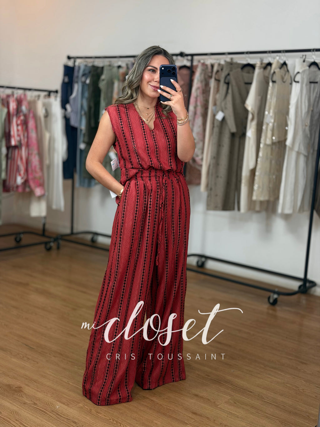 CONJUNTO TEXTURIZADO DE PANTALÓN Y BLUSA CON DETALLES CALADOS Y BORDADO