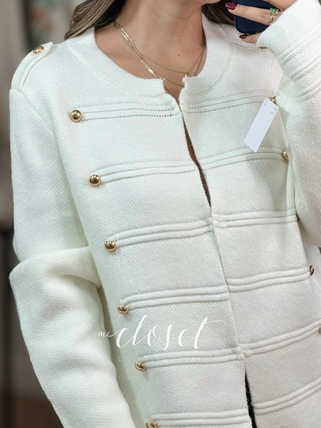 SWEATER SEMI GRUESO TIPO MILITAR, CON DETALLE EN HOMBROS; CON BROCHES
