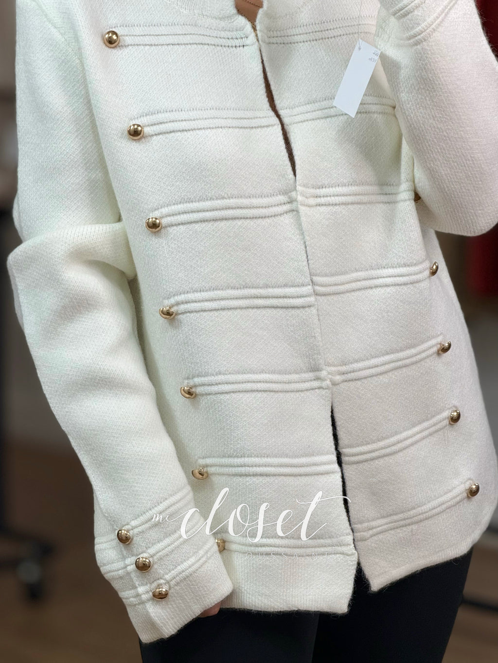 SWEATER SEMI GRUESO TIPO MILITAR, CON DETALLE EN HOMBROS; CON BROCHES