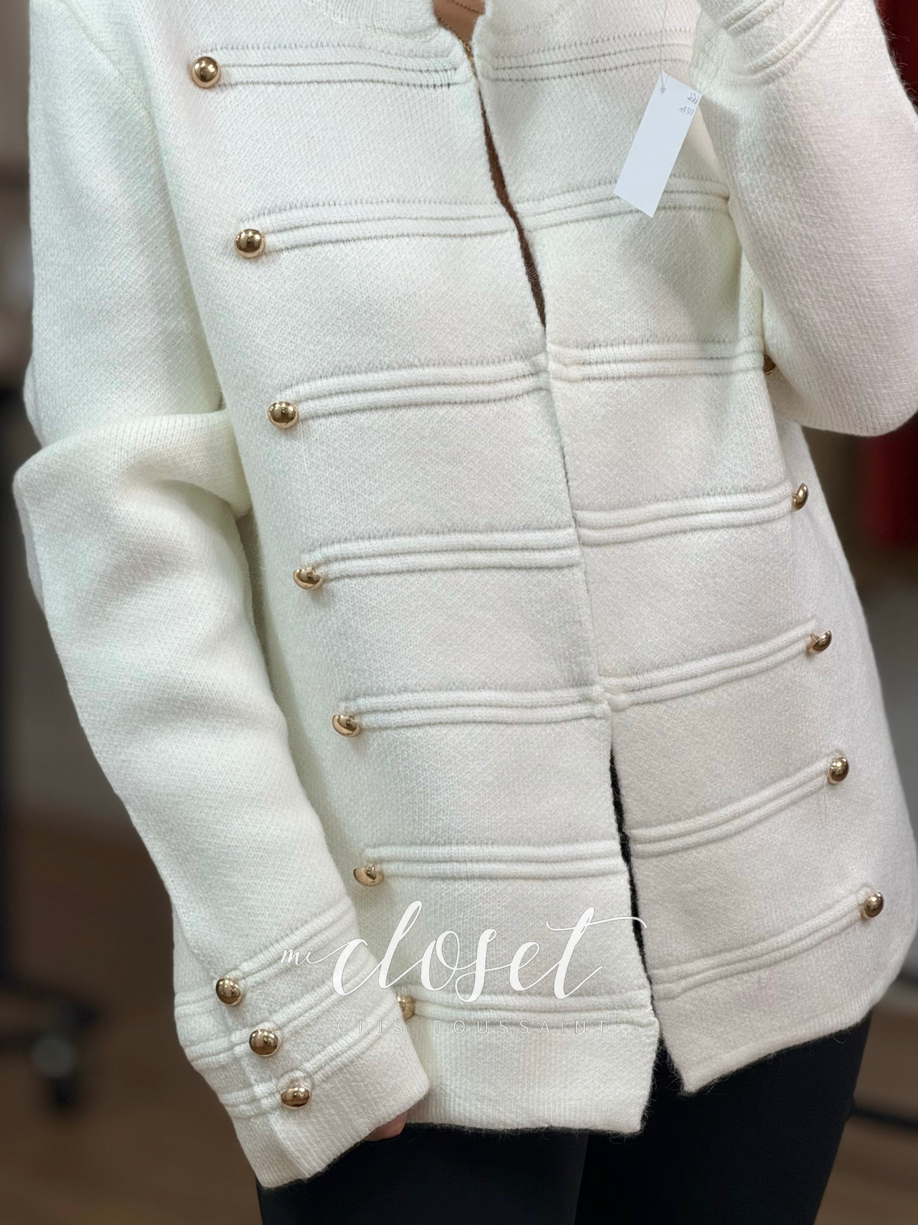 SWEATER SEMI GRUESO TIPO MILITAR, CON DETALLE EN HOMBROS; CON BROCHES
