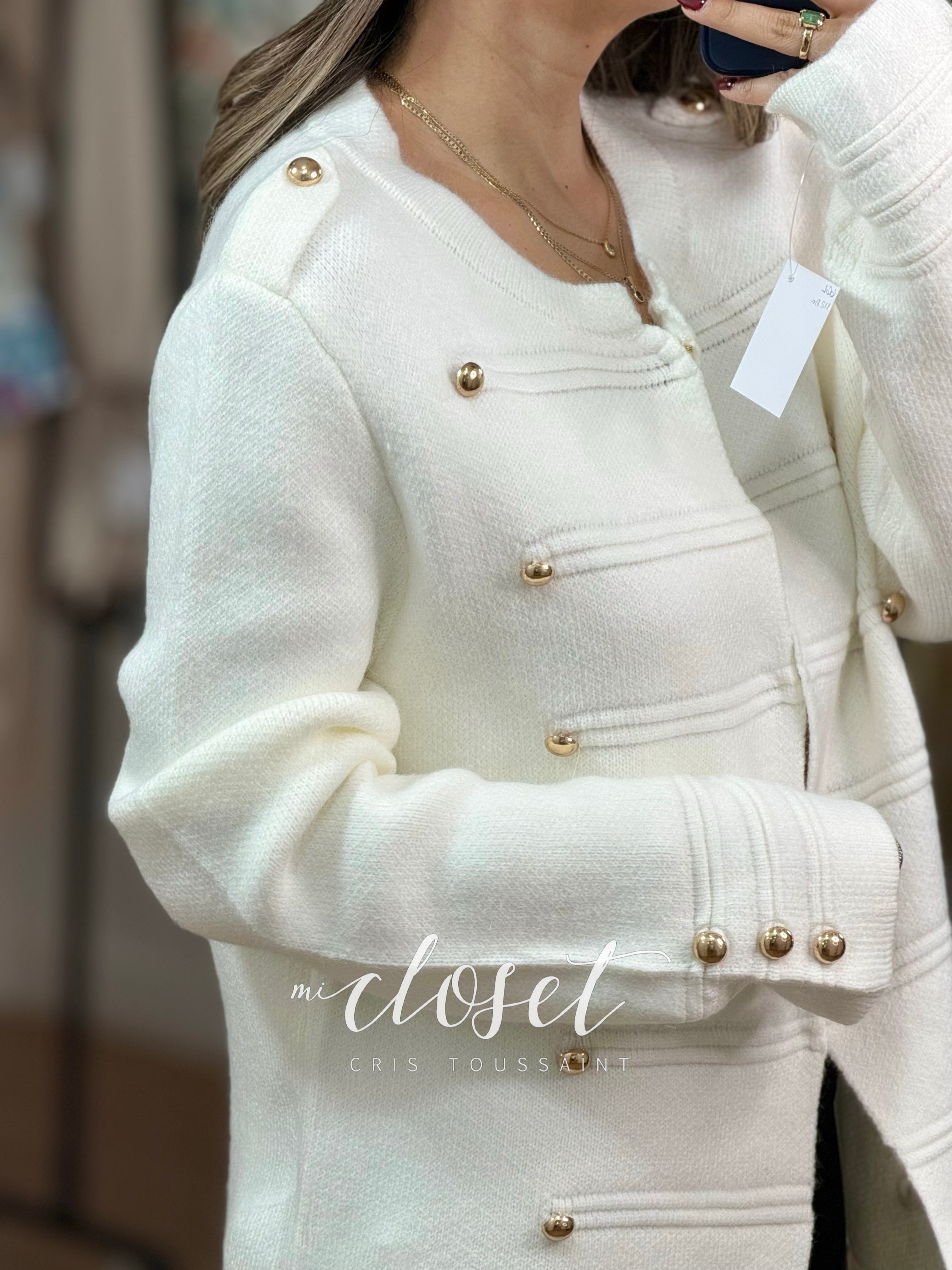SWEATER SEMI GRUESO TIPO MILITAR, CON DETALLE EN HOMBROS; CON BROCHES