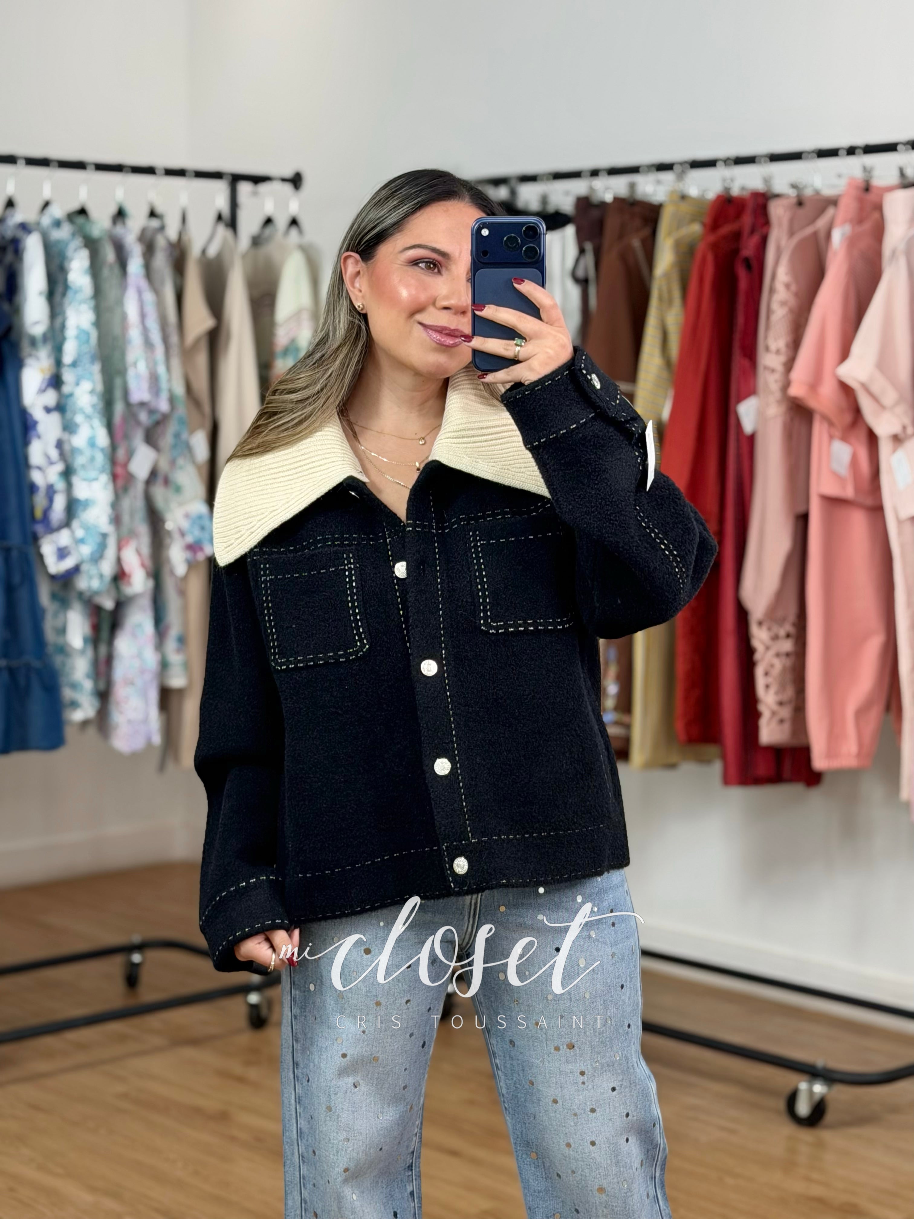 CHAMARRITA SÚPER SUAVE CON DETALLES DELINEADOS EN TODAS PARTES Y CUELL DESMONTABLE