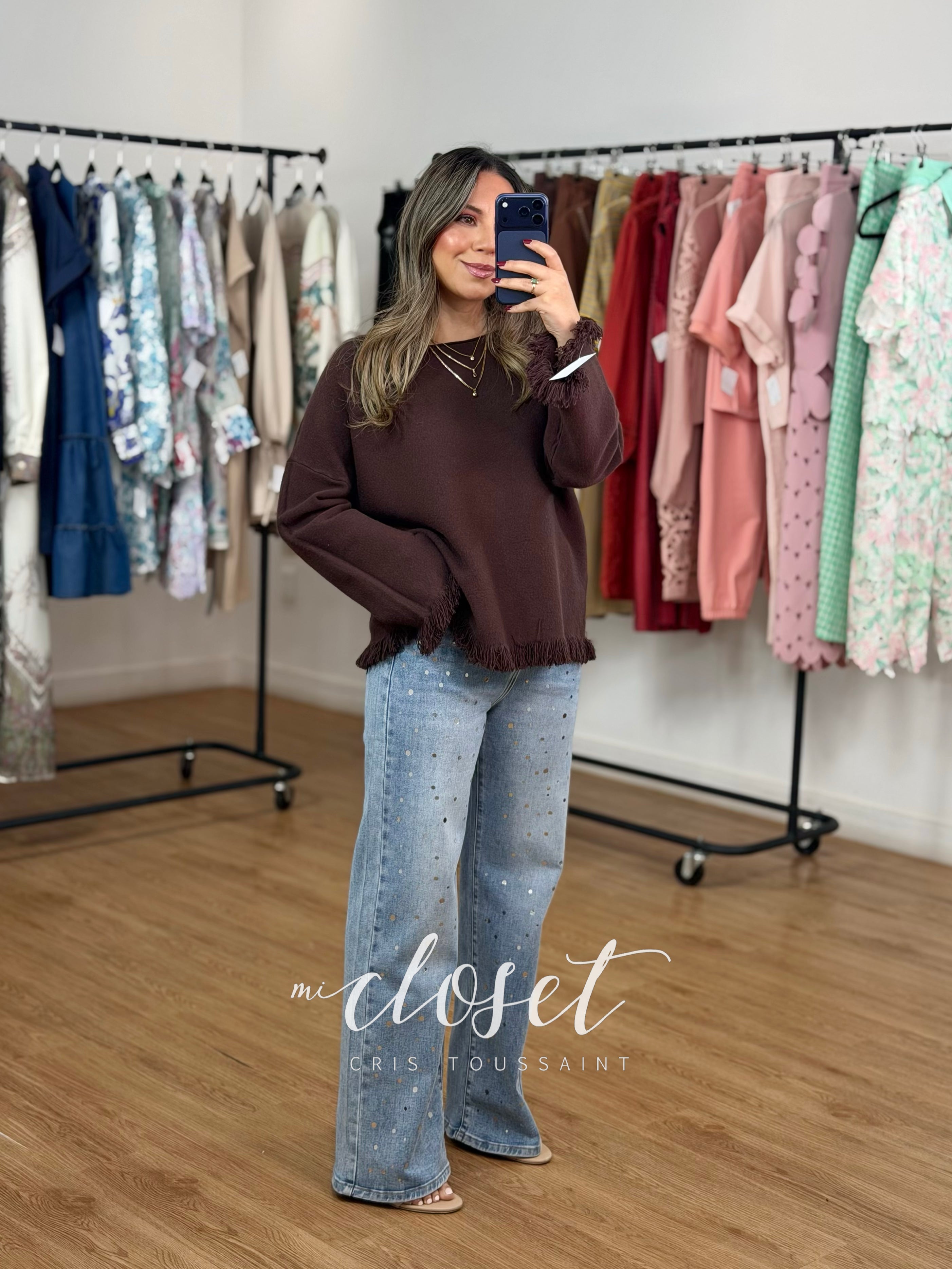 SWEATER SÚPER SUAVE CON CUELLO BARCO Y FLECOS EN MANGAS Y PARTE BAJA
