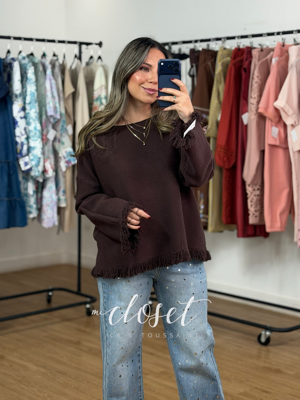SWEATER SÚPER SUAVE CON CUELLO BARCO Y FLECOS EN MANGAS Y PARTE BAJA