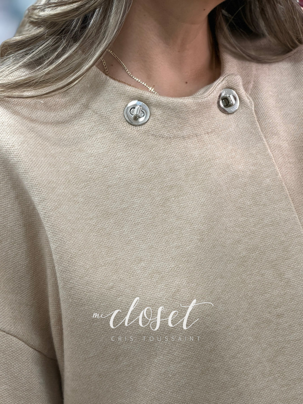 SWEATER TIPO CAPA OVERSIZED MANGA ANCHA (LARGA) CON BROCHES EN CUELLO