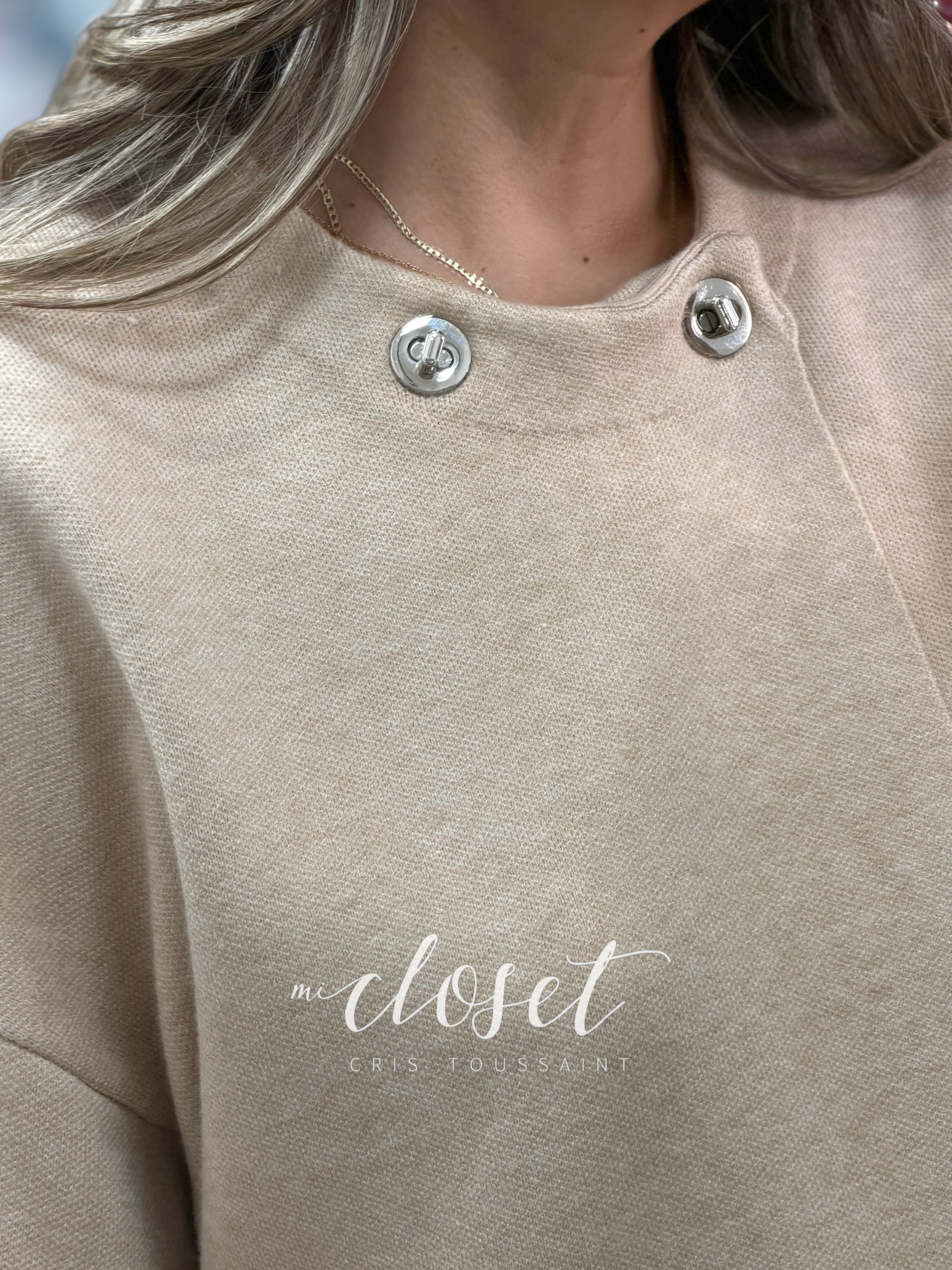 SWEATER TIPO CAPA OVERSIZED MANGA ANCHA (LARGA) CON BROCHES EN CUELLO
