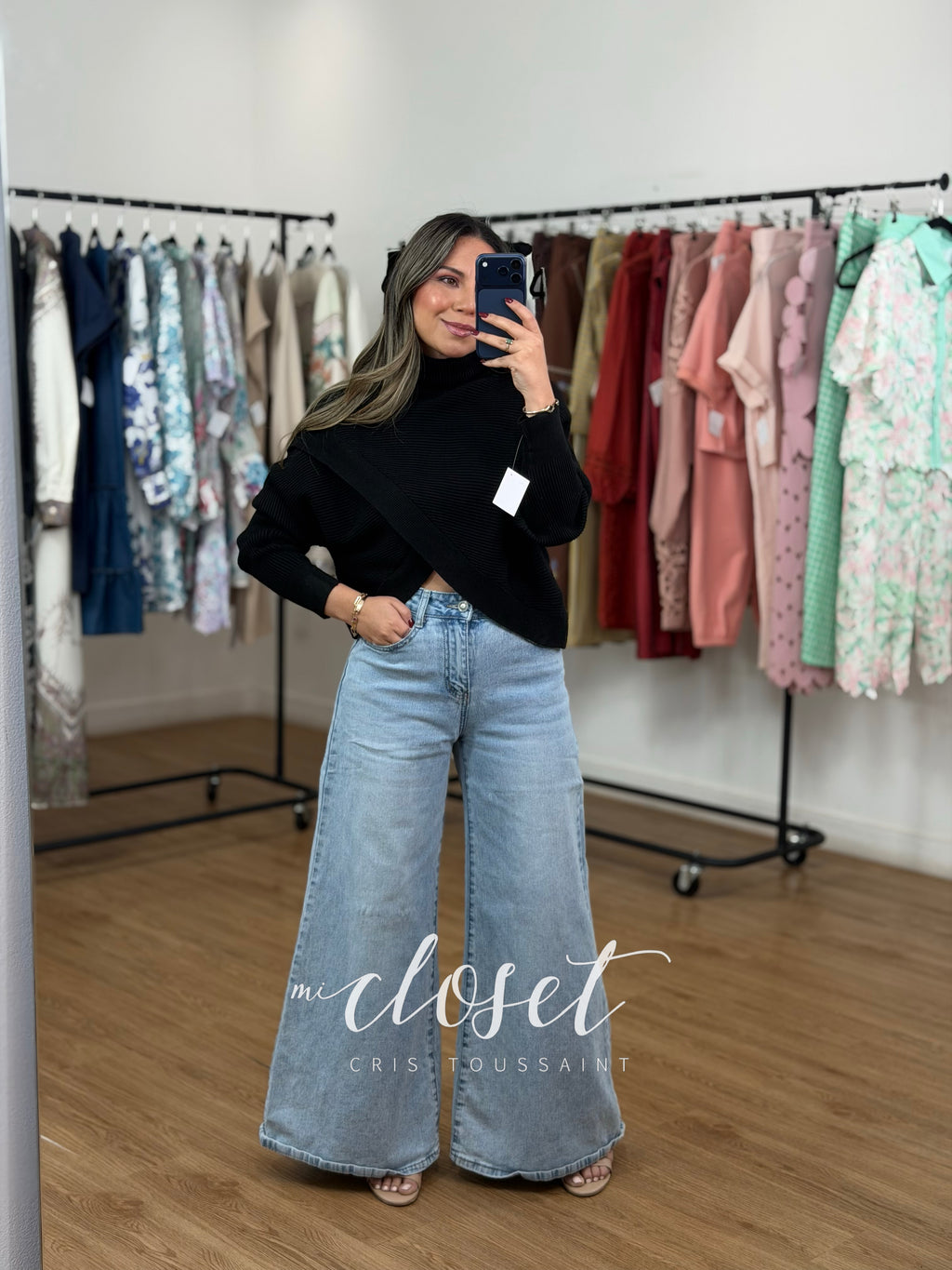 SWEATER CORTO DE CUELLO ALTO CON TEXTURA DE LÍNEAS Y ABERTURA EN PARTE DE EN FRENTE