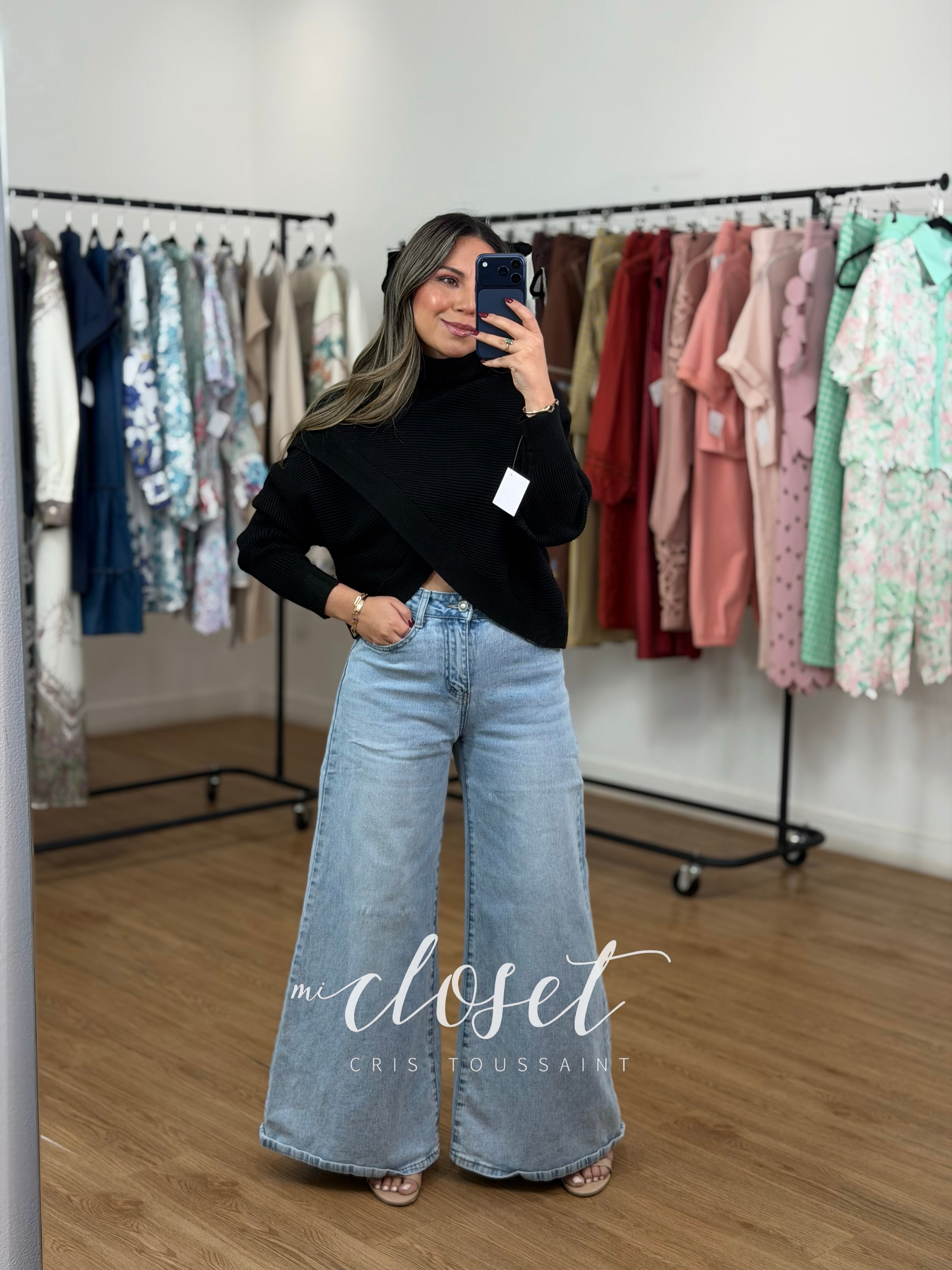 SWEATER CORTO DE CUELLO ALTO CON TEXTURA DE LÍNEAS Y ABERTURA EN PARTE DE EN FRENTE