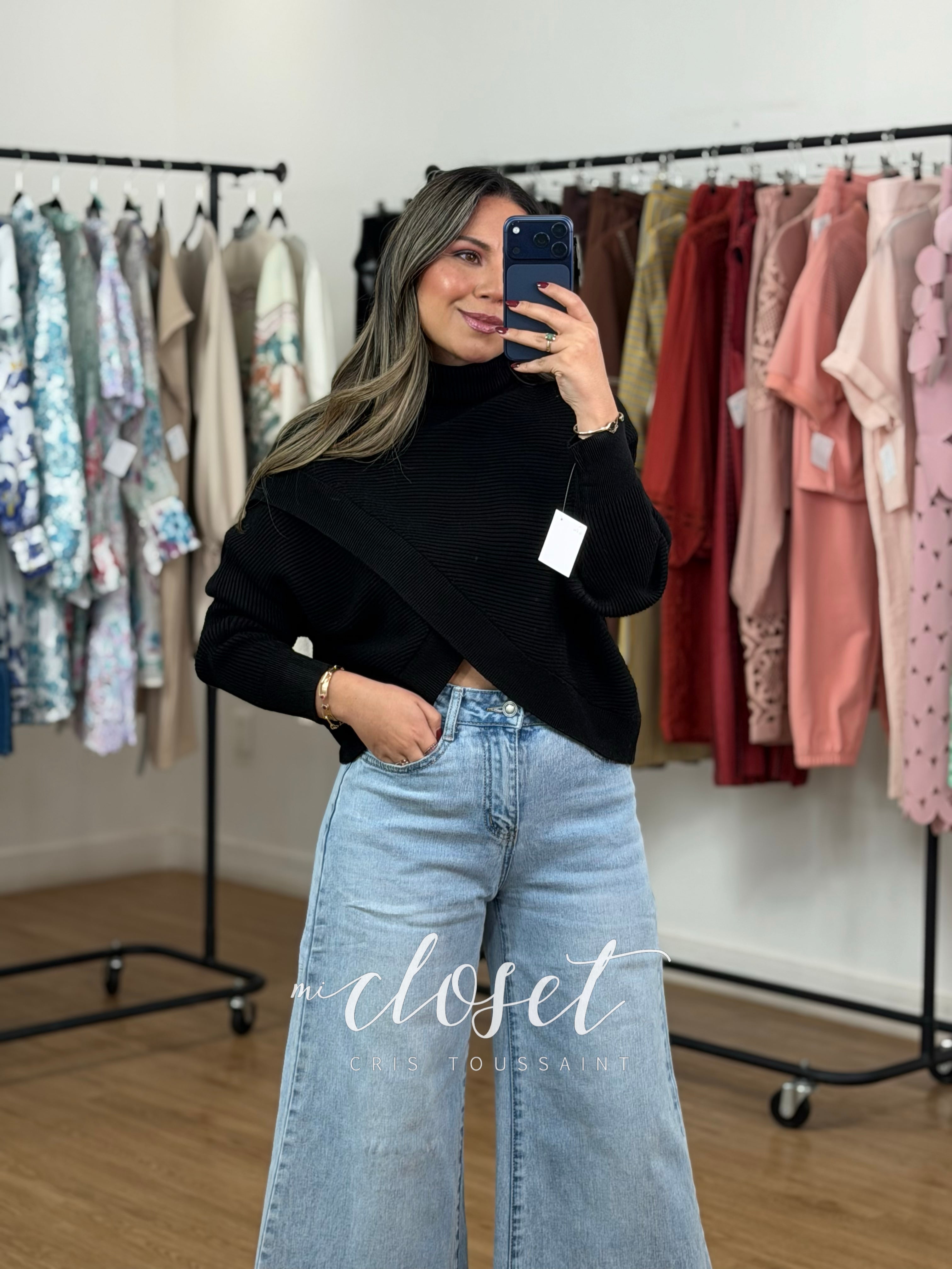 SWEATER CORTO DE CUELLO ALTO CON TEXTURA DE LÍNEAS Y ABERTURA EN PARTE DE EN FRENTE