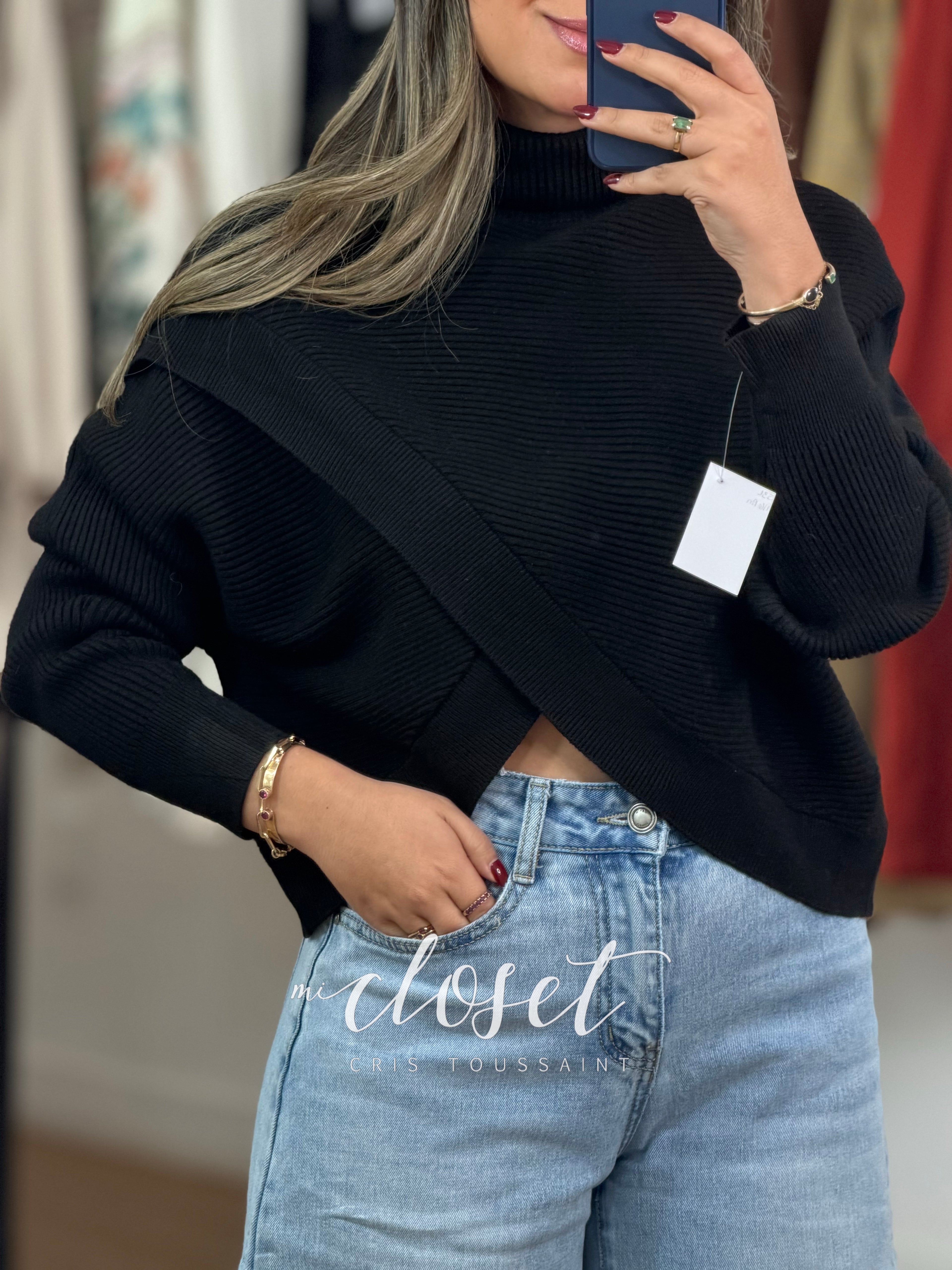 SWEATER CORTO DE CUELLO ALTO CON TEXTURA DE LÍNEAS Y ABERTURA EN PARTE DE EN FRENTE