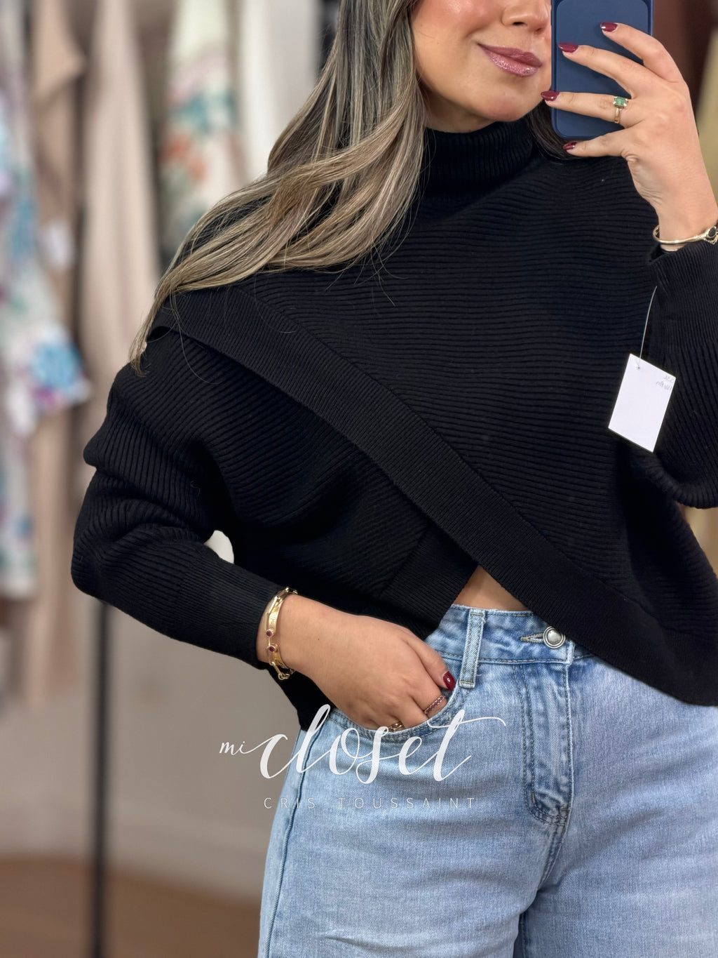 SWEATER CORTO DE CUELLO ALTO CON TEXTURA DE LÍNEAS Y ABERTURA EN PARTE DE EN FRENTE