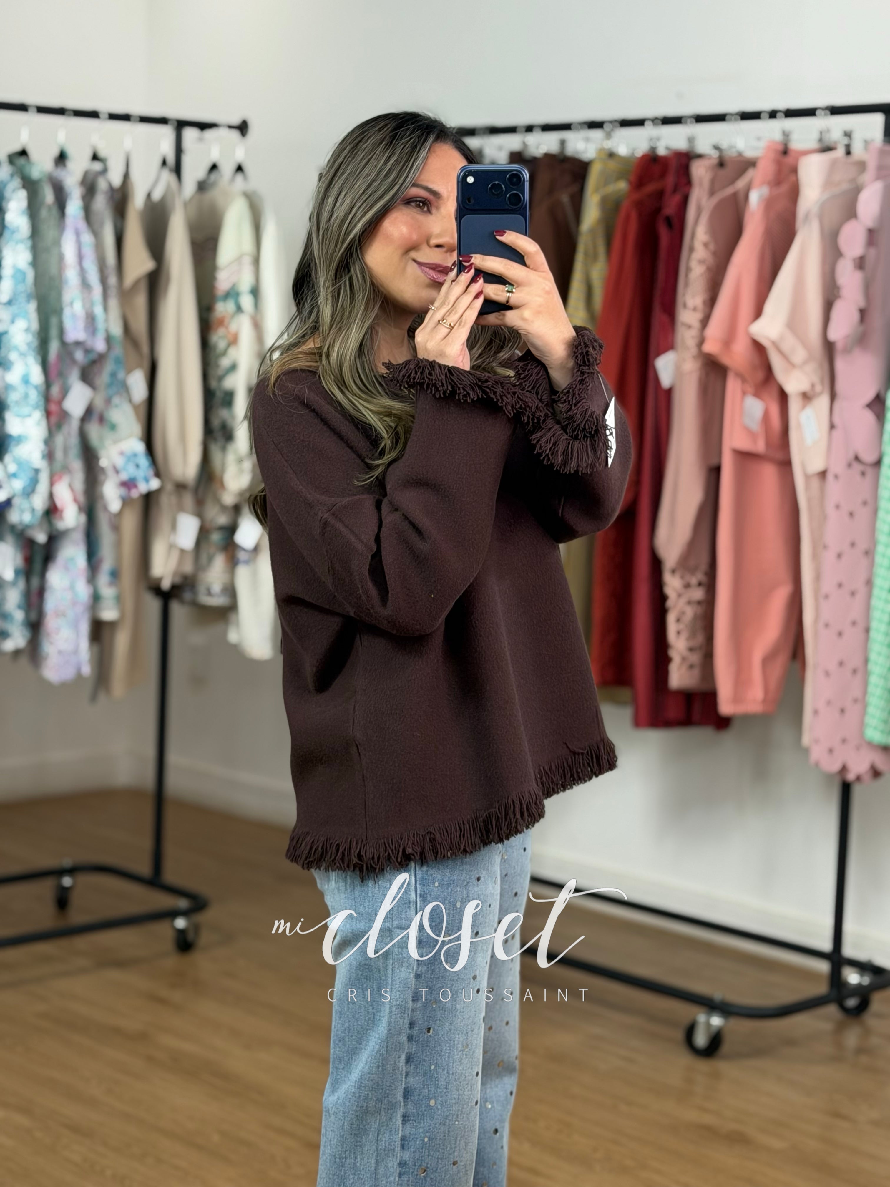 SWEATER SÚPER SUAVE CON CUELLO BARCO Y FLECOS EN MANGAS Y PARTE BAJA