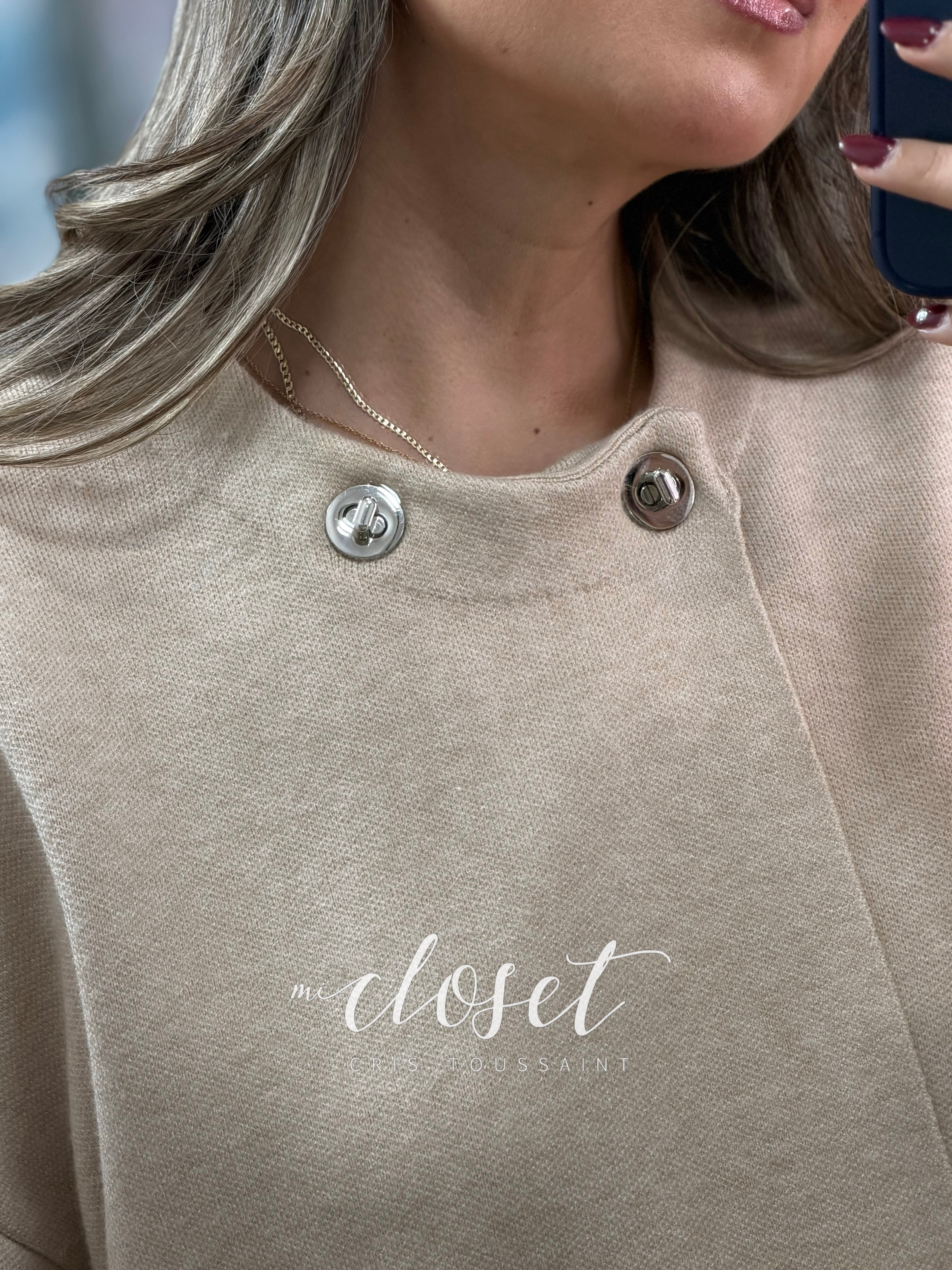 SWEATER TIPO CAPA OVERSIZED MANGA ANCHA (LARGA) CON BROCHES EN CUELLO