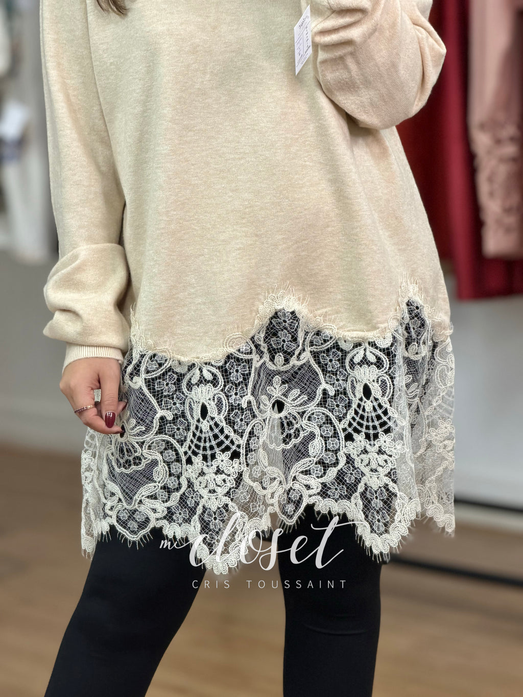 SWEATER LARGO, AMPLIO DE PUNTO CON CUELLO BARCO Y DETALLE DE ENCAJE ABAJO