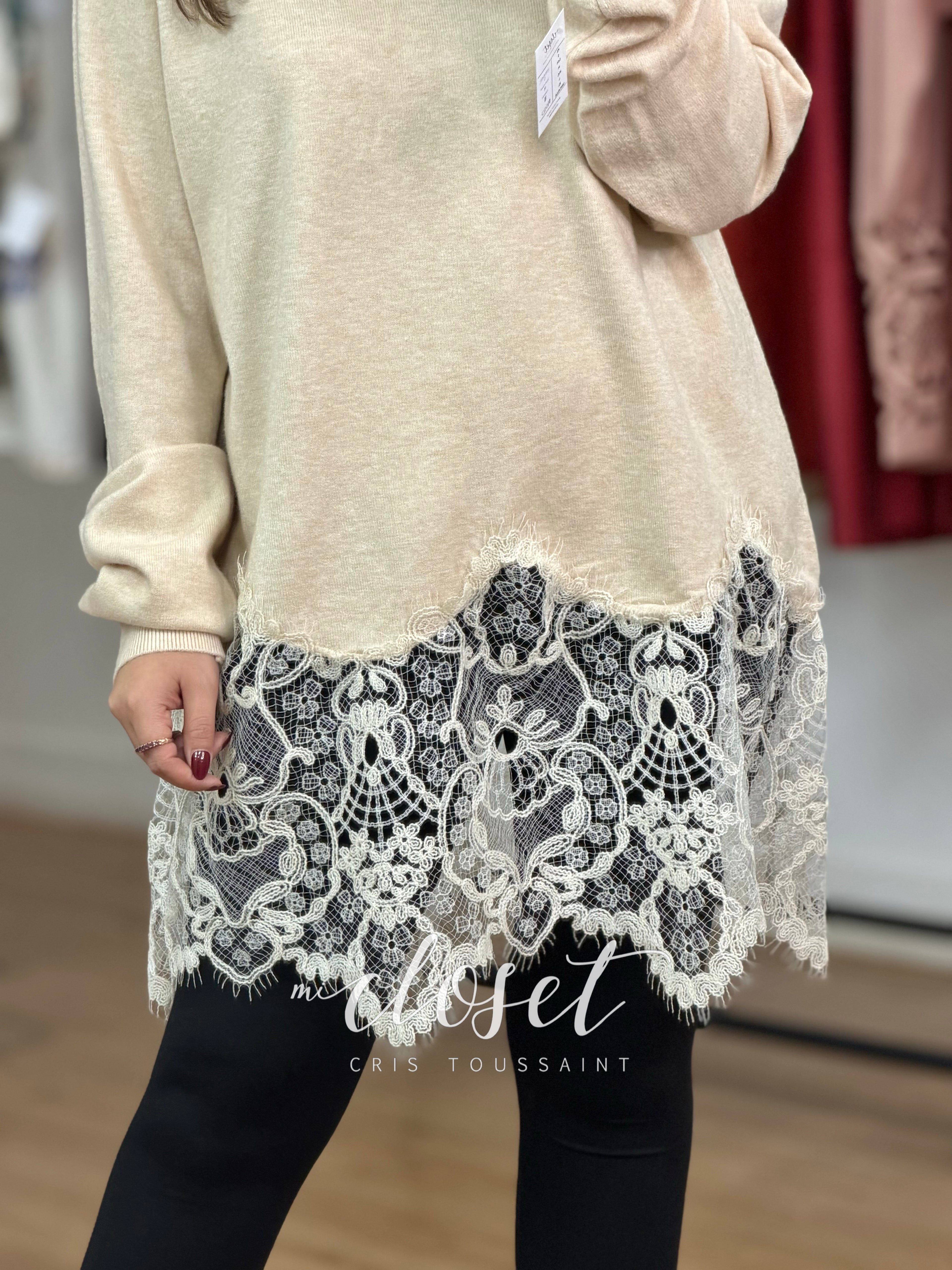 SWEATER LARGO, AMPLIO DE PUNTO CON CUELLO BARCO Y DETALLE DE ENCAJE ABAJO