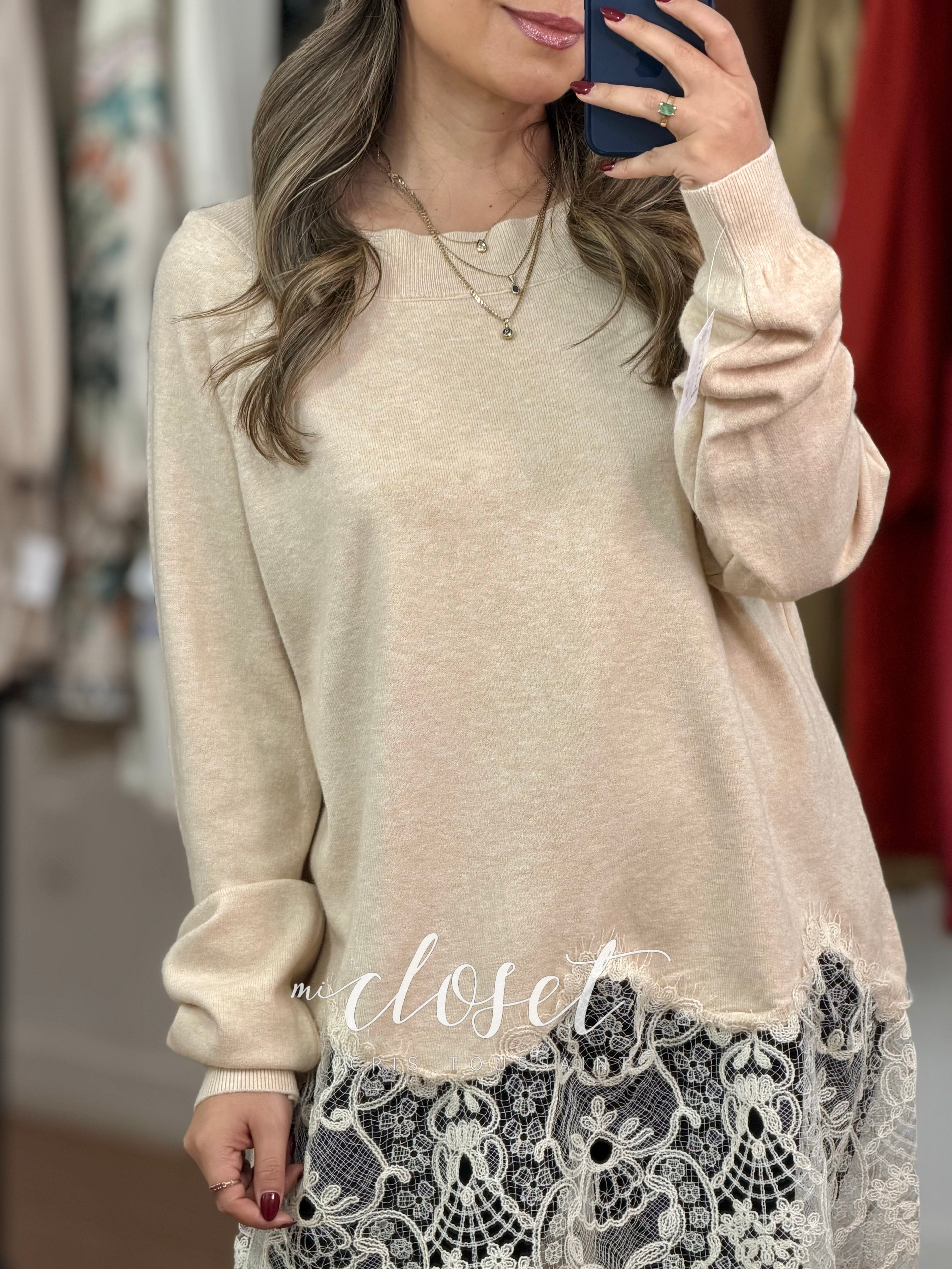 SWEATER LARGO, AMPLIO DE PUNTO CON CUELLO BARCO Y DETALLE DE ENCAJE ABAJO