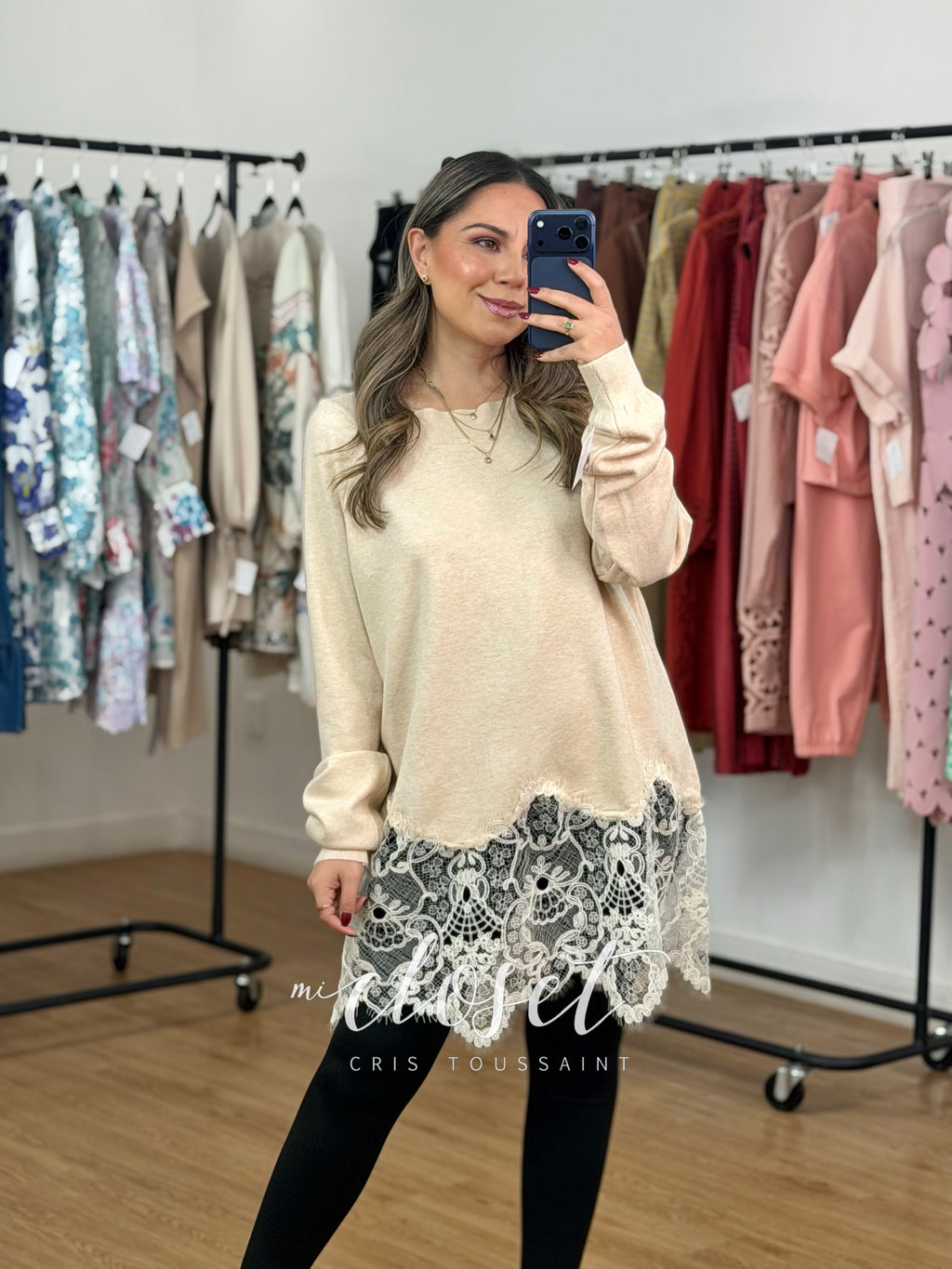 SWEATER LARGO, AMPLIO DE PUNTO CON CUELLO BARCO Y DETALLE DE ENCAJE ABAJO