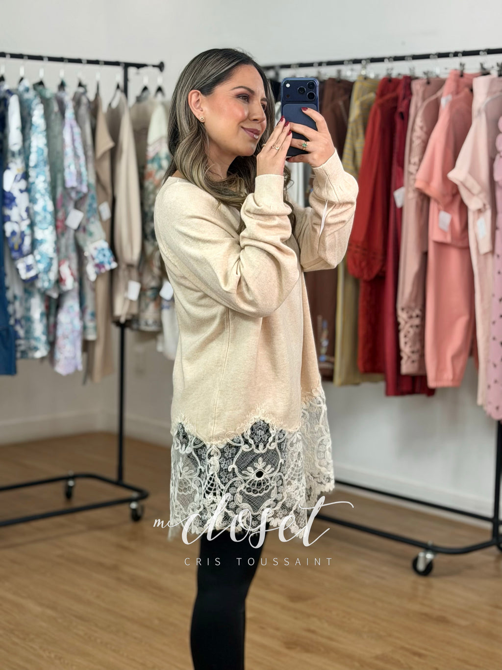SWEATER LARGO, AMPLIO DE PUNTO CON CUELLO BARCO Y DETALLE DE ENCAJE ABAJO