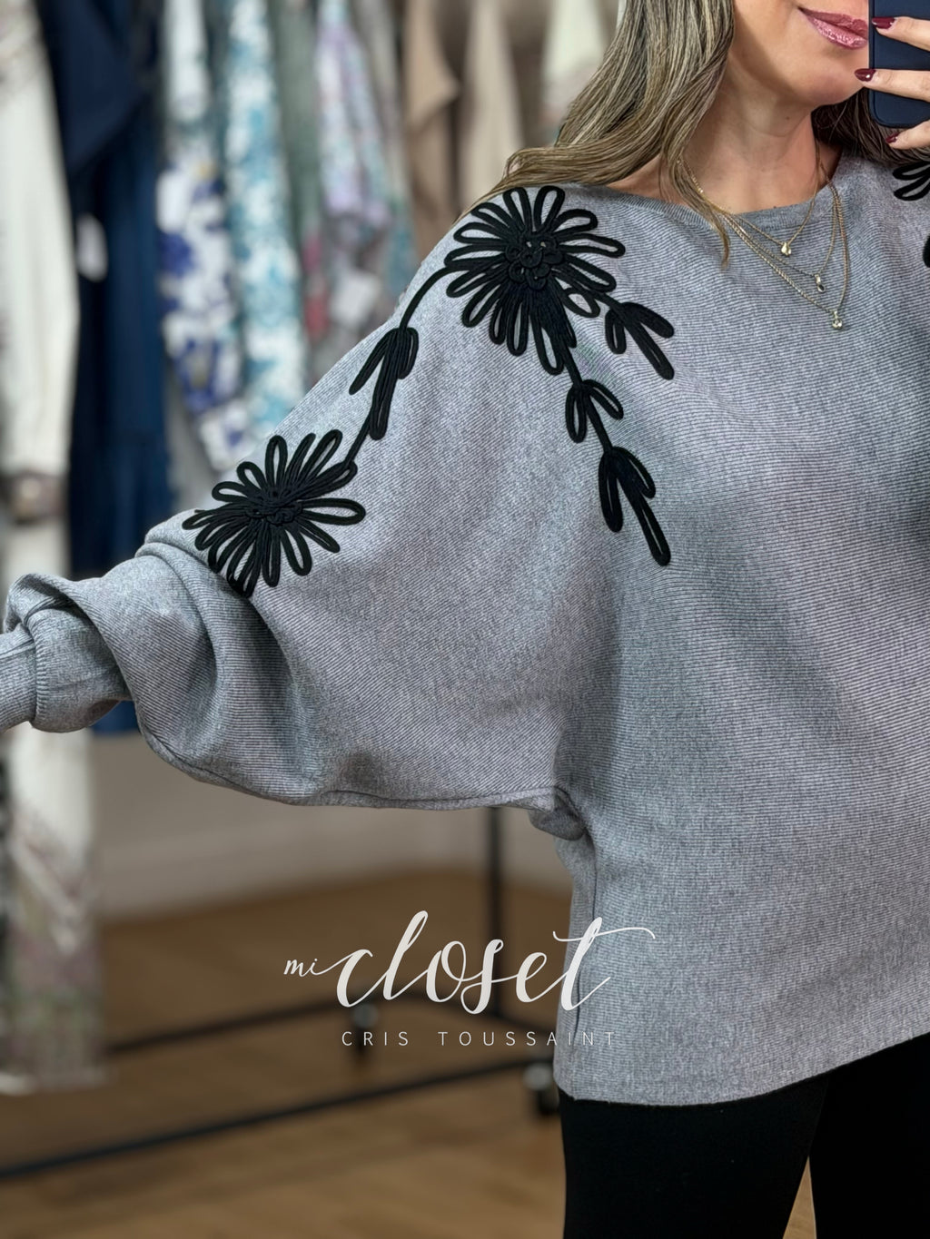 SWEATER DE PUNTO CON CUELLO REDONDO Y APLICACIONES EN FORMA DE FLOR; MANGA MURCIÉLAGO