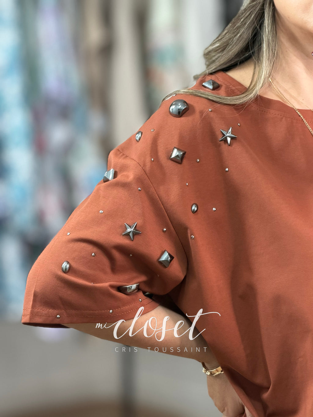 TEESHIRT OVERSIZED CON APLICACIONES DE DIFERENTES FORMAS Y TAMAÑOS