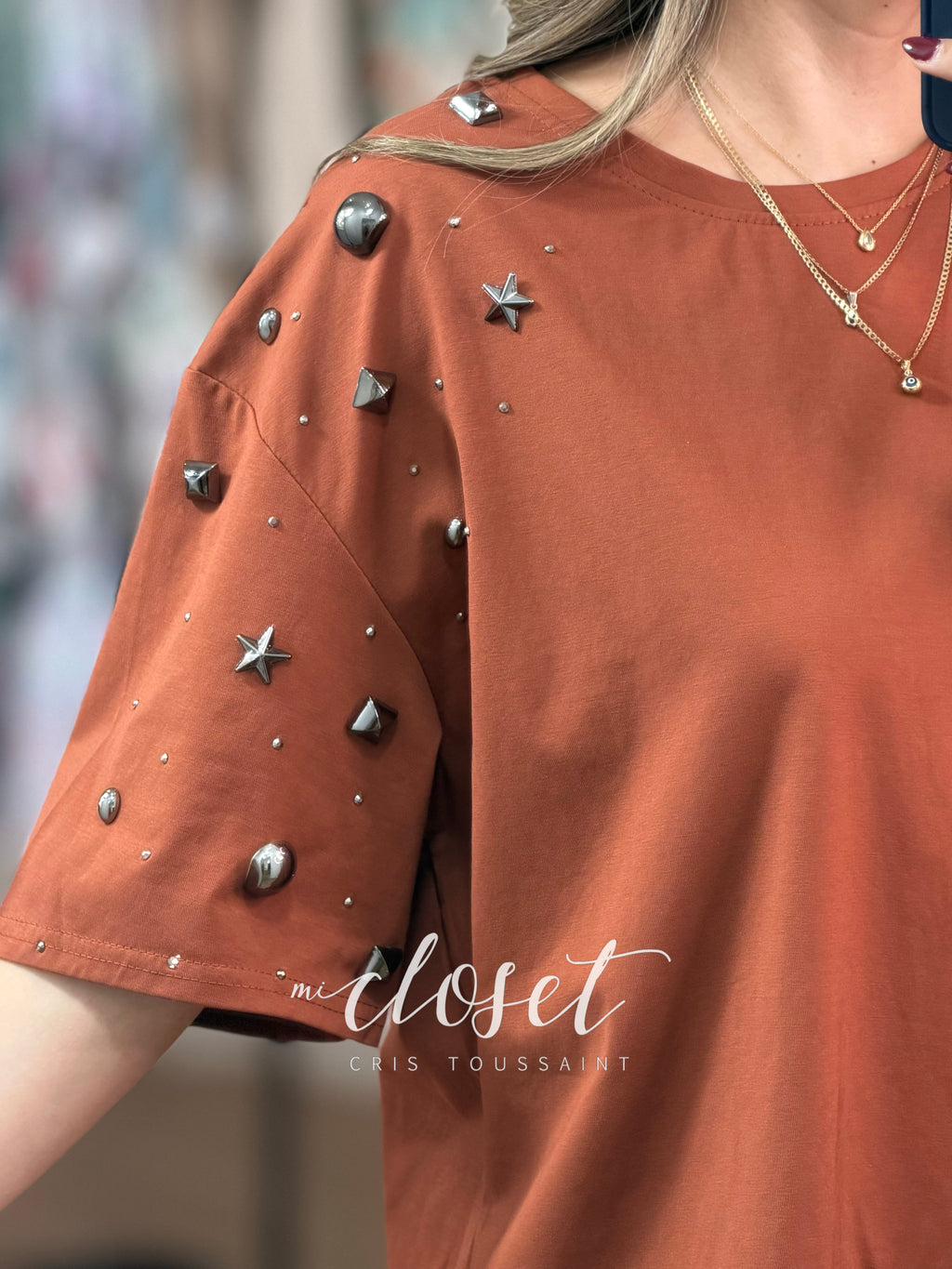 TEESHIRT OVERSIZED CON APLICACIONES DE DIFERENTES FORMAS Y TAMAÑOS