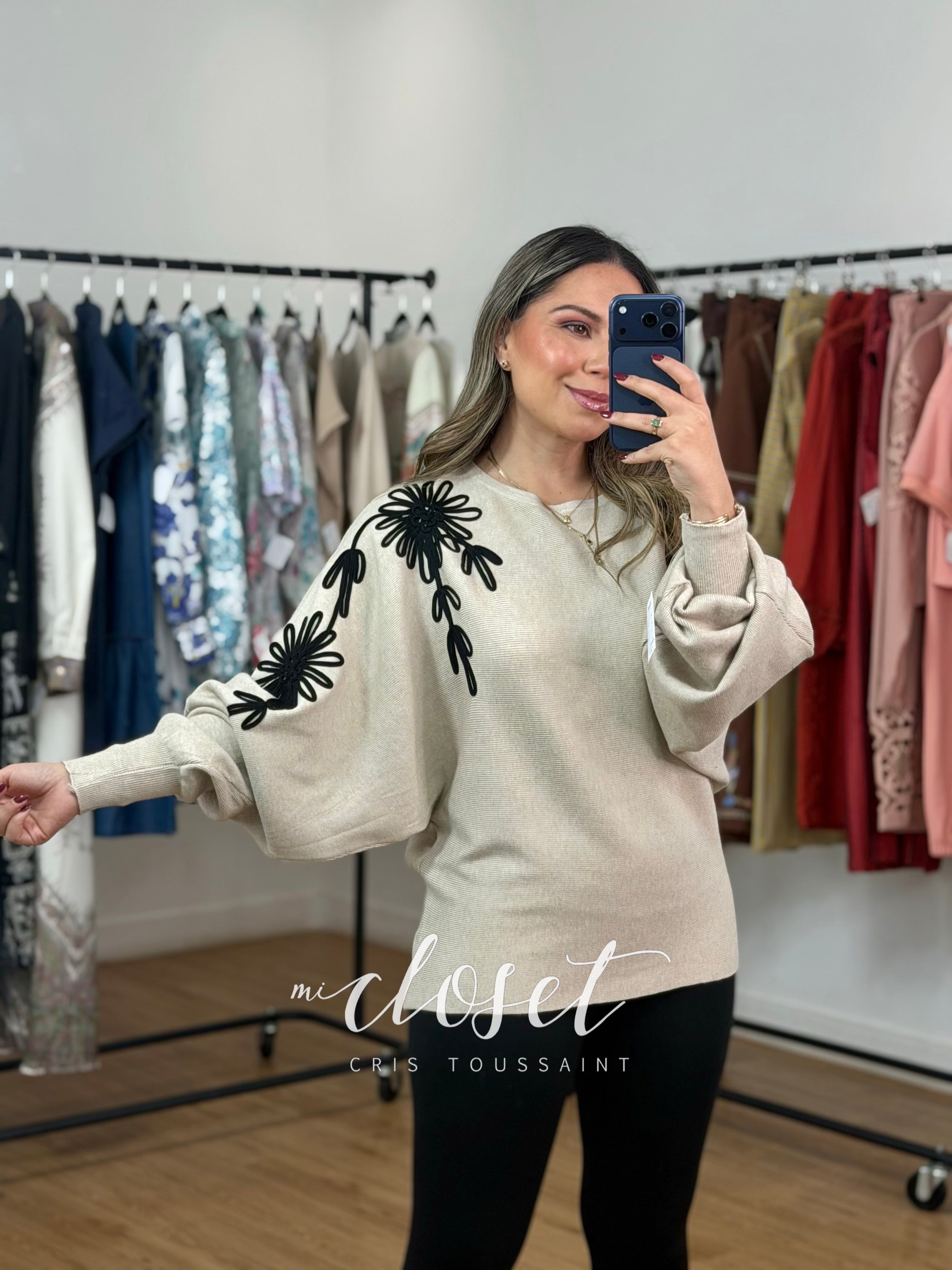 SWEATER DE PUNTO CON CUELLO REDONDO Y APLICACIONES EN FORMA DE FLOR; MANGA MURCIÉLAGO