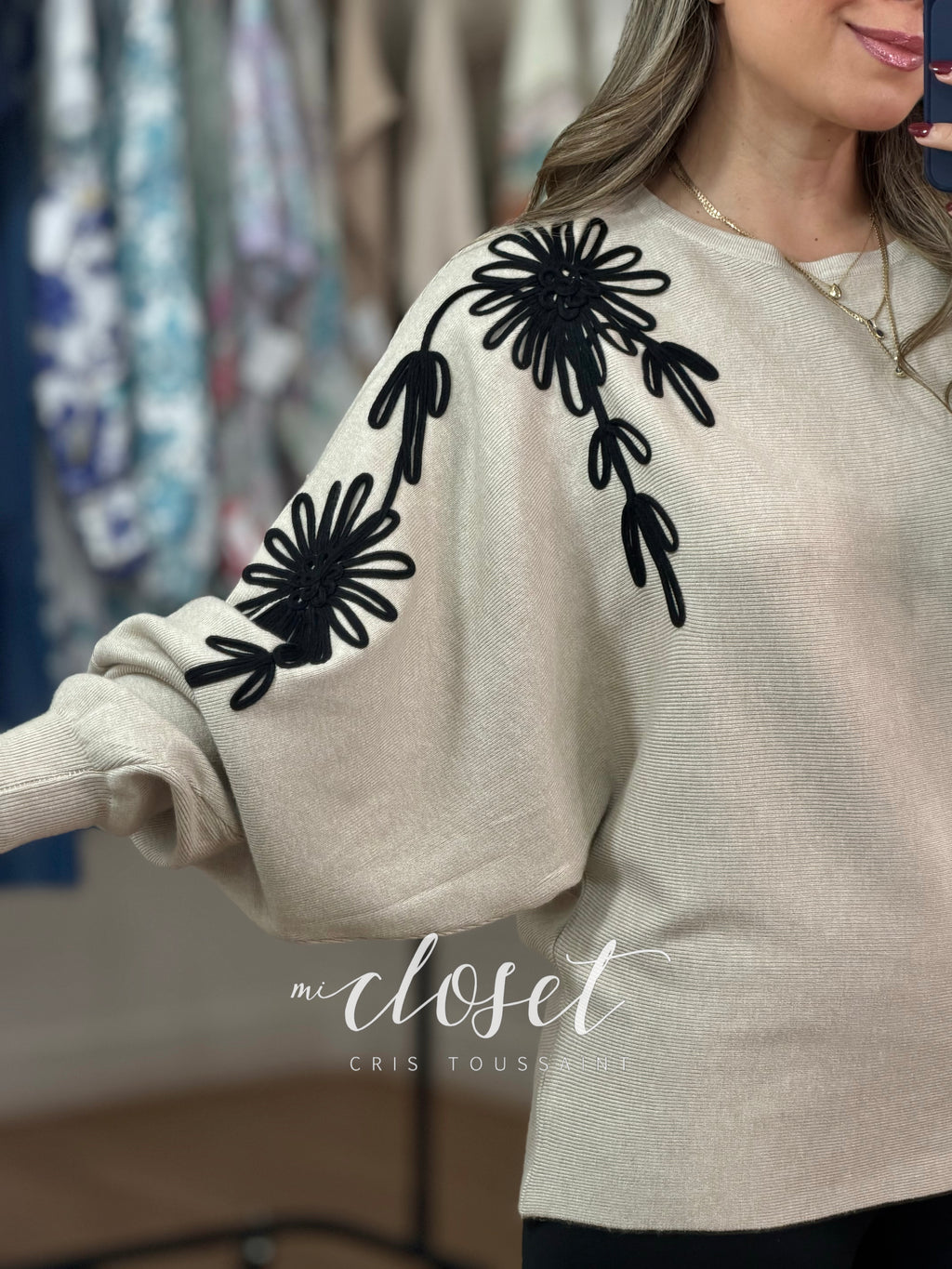 SWEATER DE PUNTO CON CUELLO REDONDO Y APLICACIONES EN FORMA DE FLOR; MANGA MURCIÉLAGO